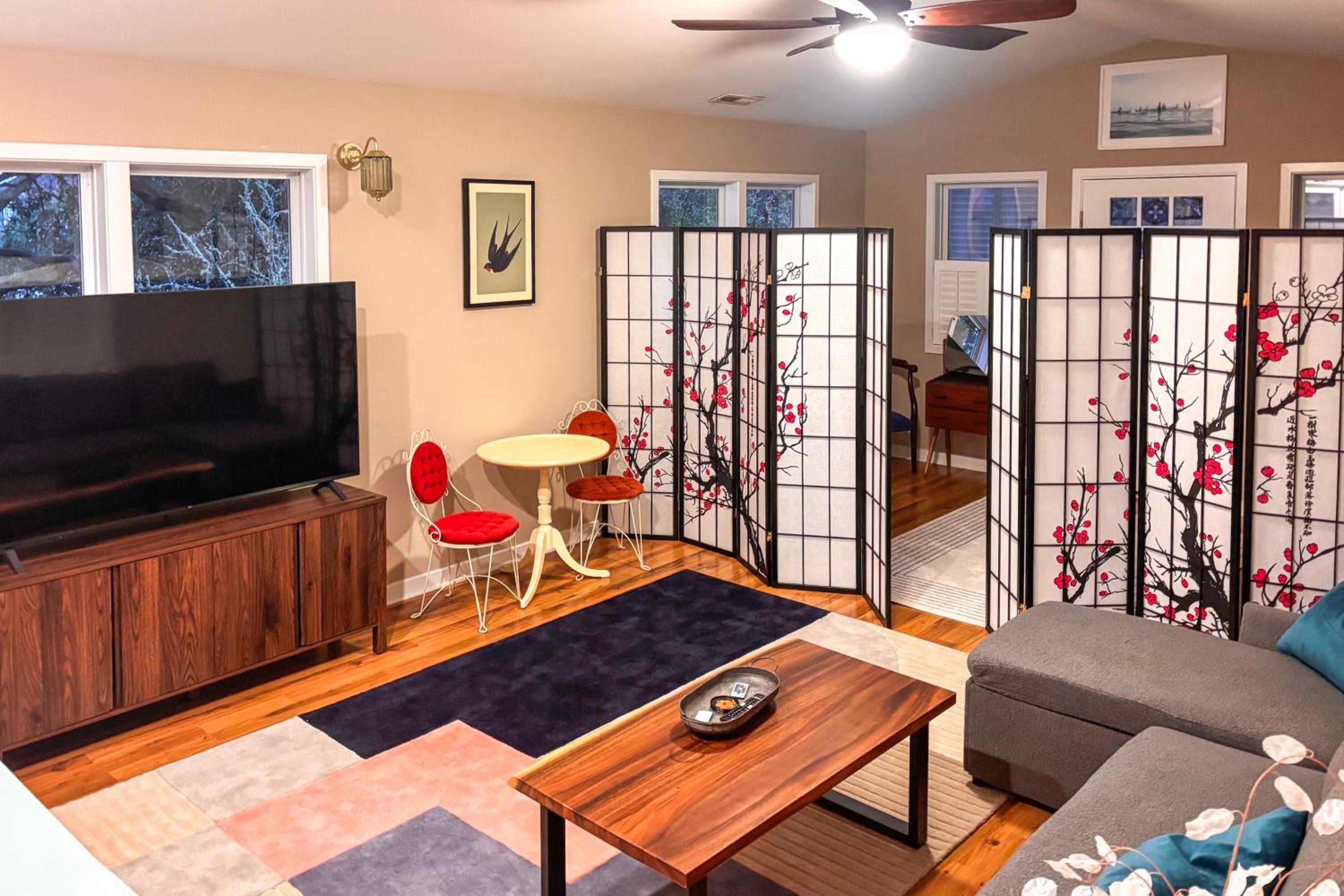 2 Mi to Atlantic Beach Coastal Retreat with Deck