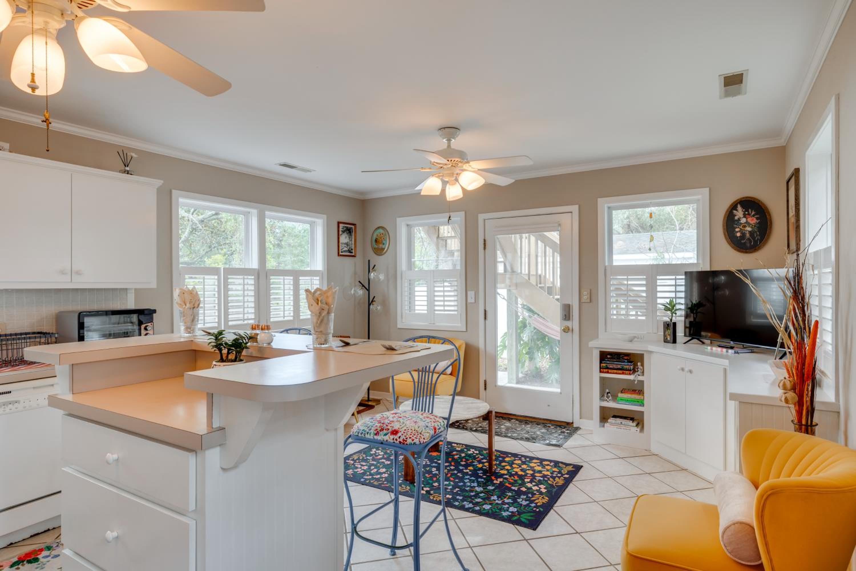 2 Mi to Atlantic Beach Coastal Retreat with Deck