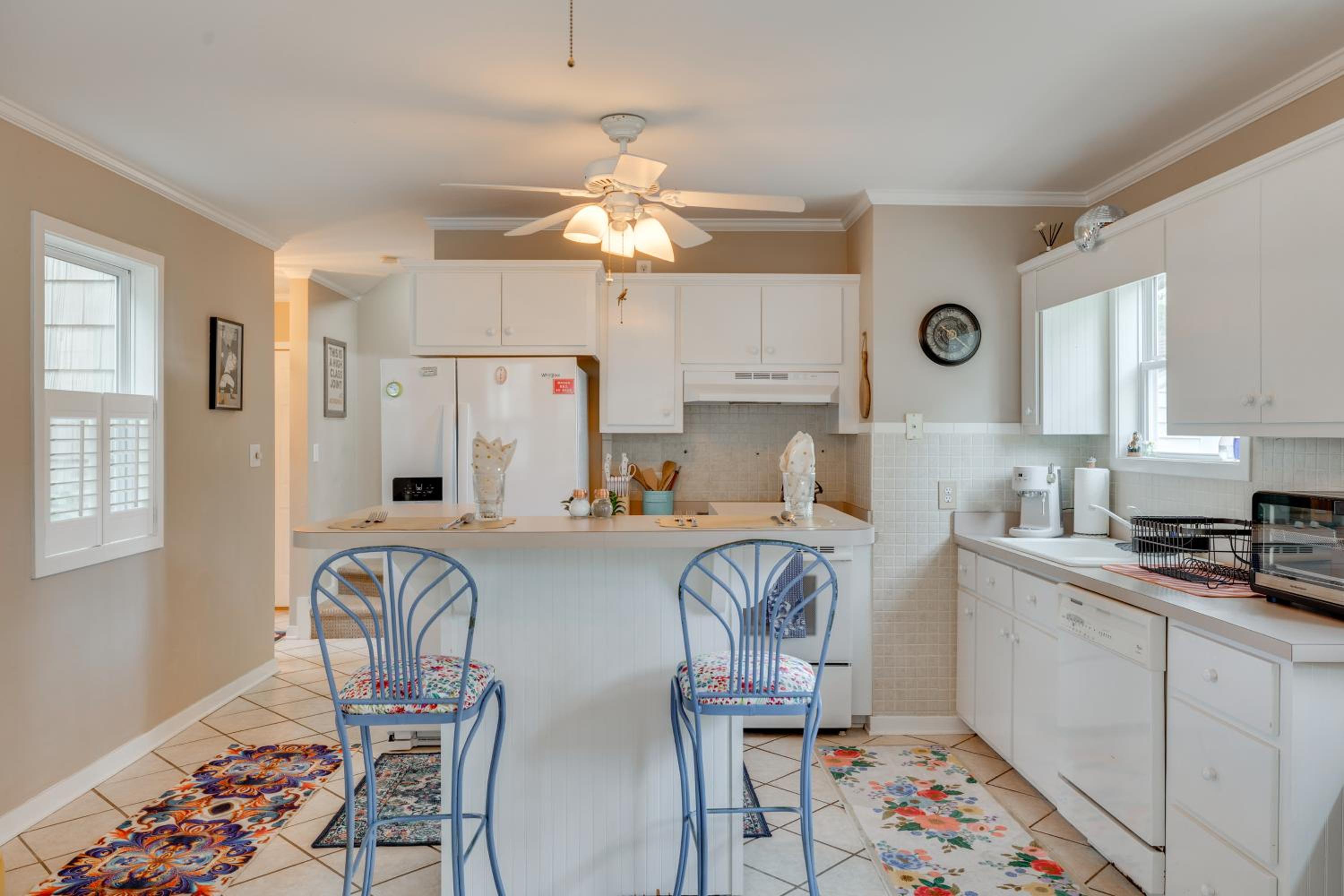 2 Mi to Atlantic Beach Coastal Retreat with Deck