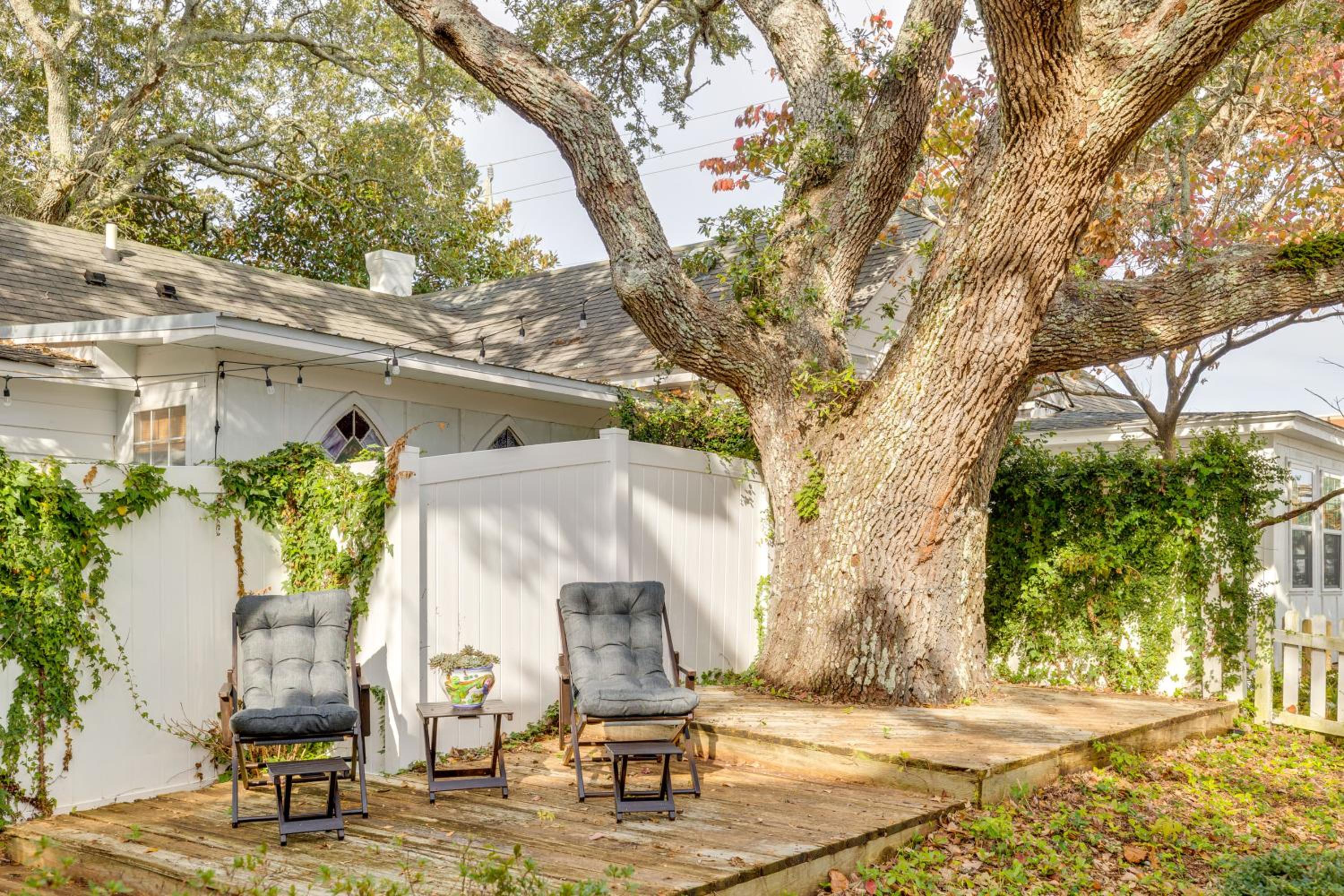 2 Mi to Atlantic Beach Coastal Retreat with Deck