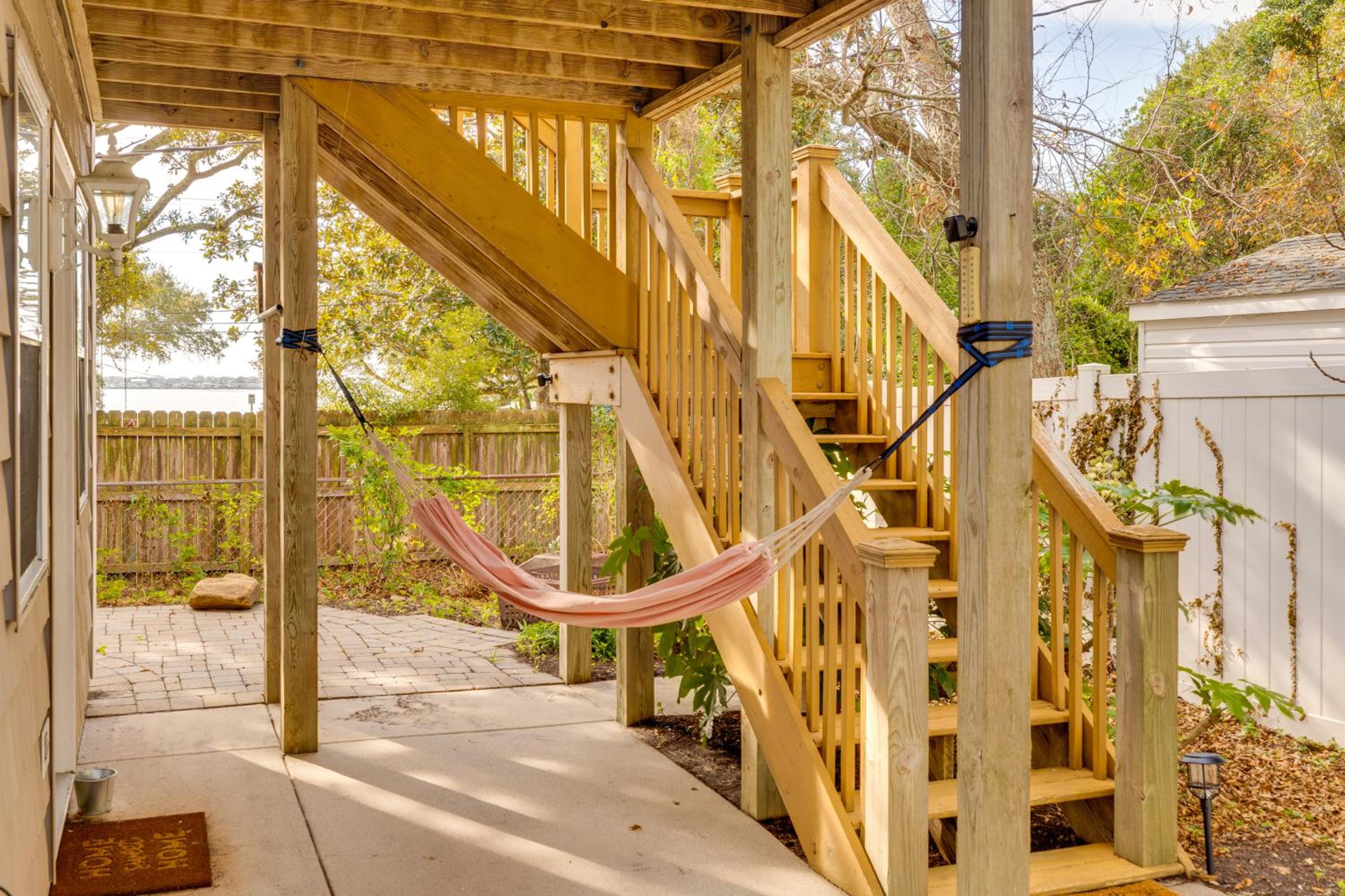 2 Mi to Atlantic Beach Coastal Retreat with Deck