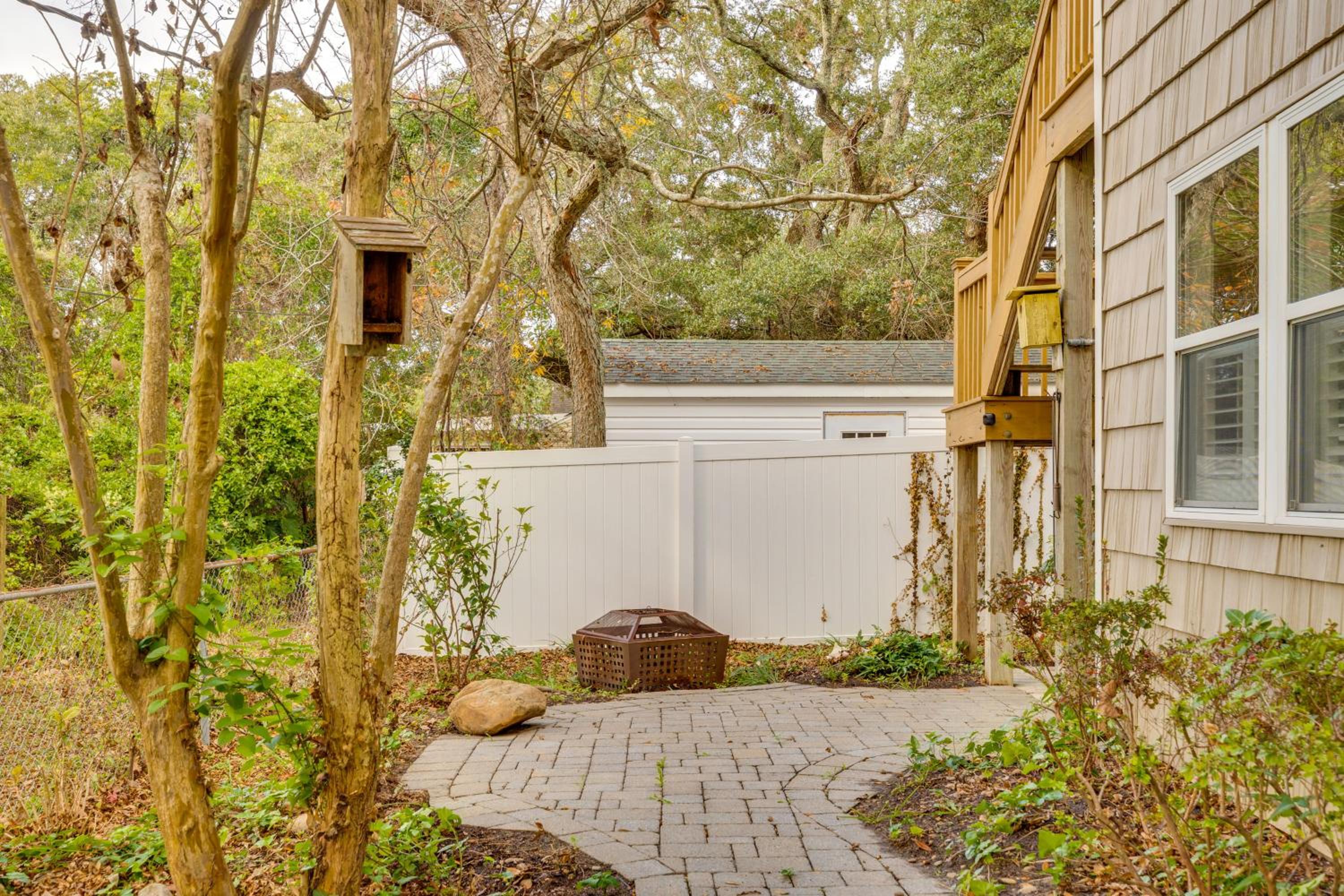 2 Mi to Atlantic Beach Coastal Retreat with Deck