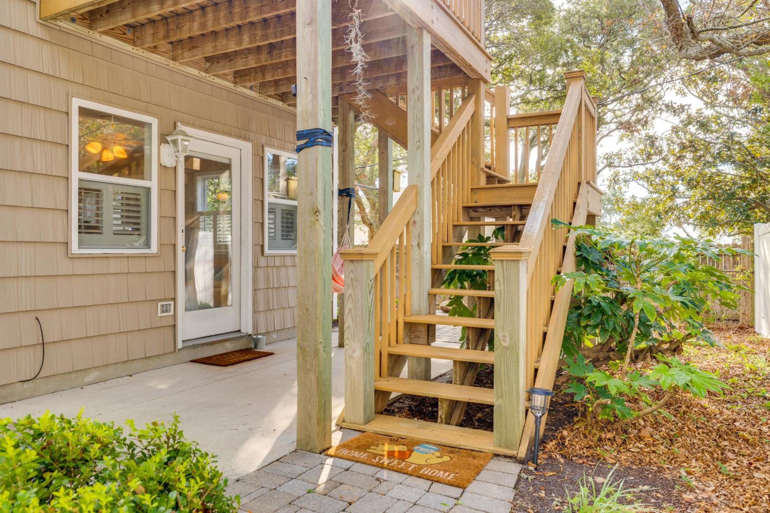 2 Mi to Atlantic Beach Coastal Retreat with Deck
