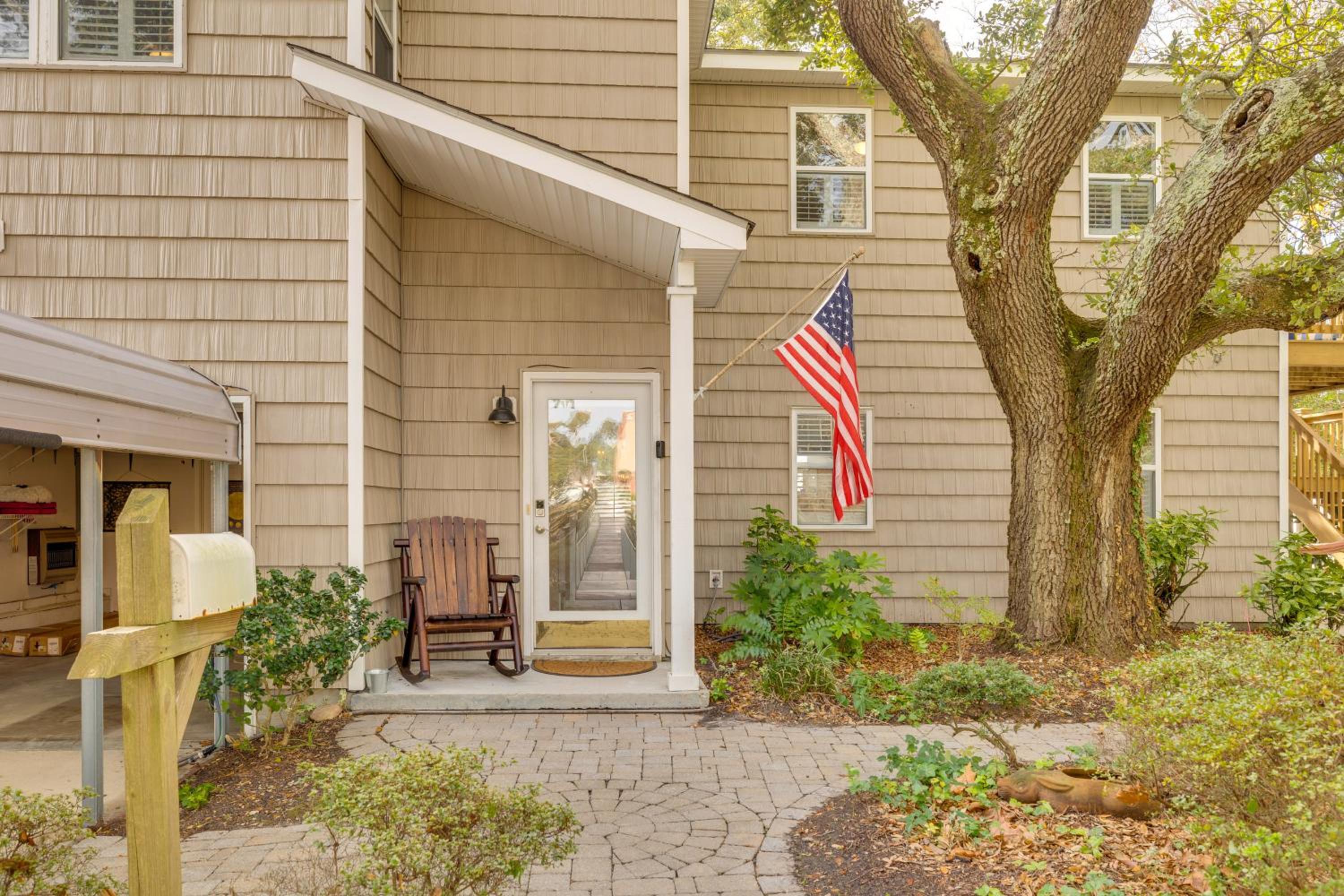 2 Mi to Atlantic Beach Coastal Retreat with Deck