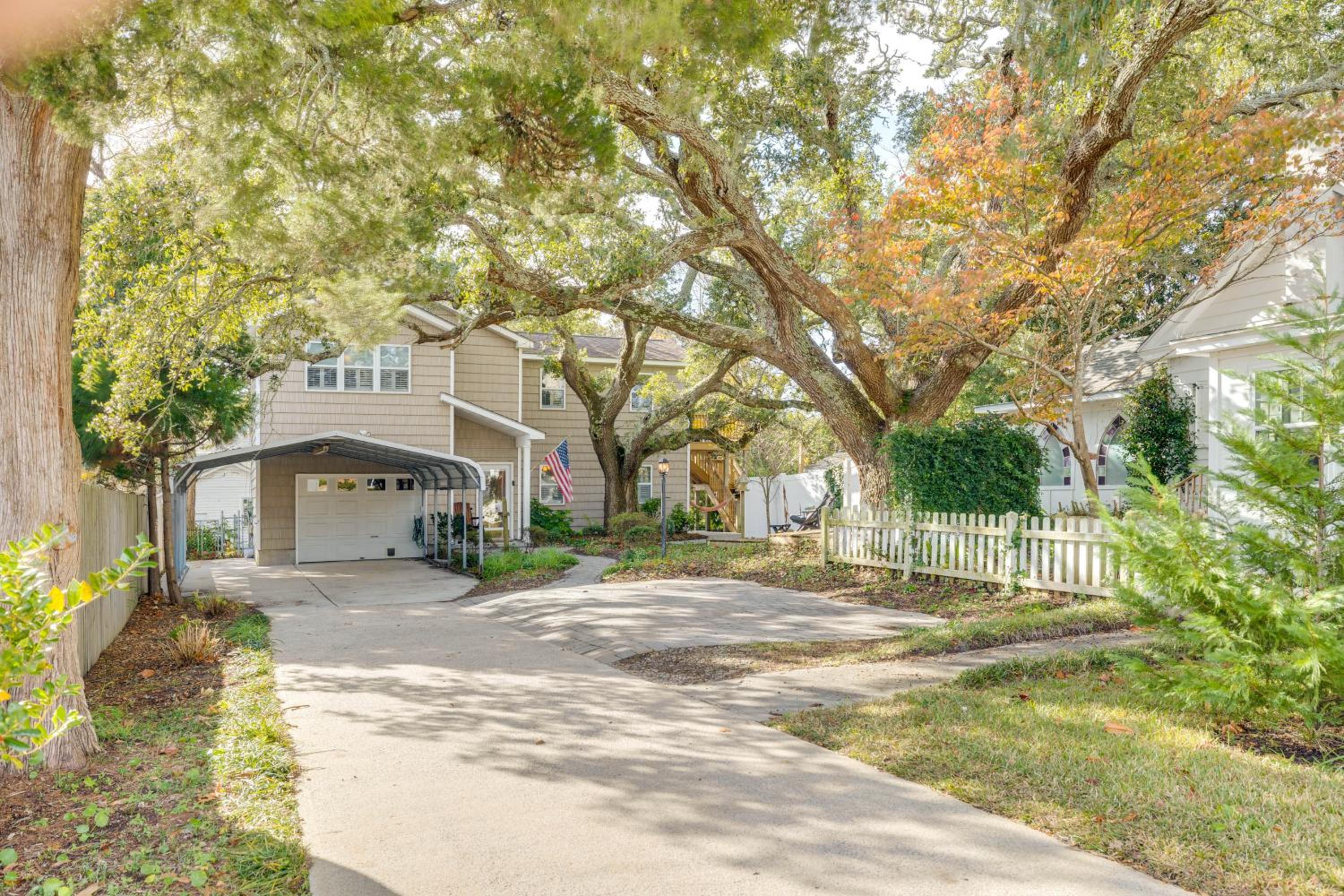 2 Mi to Atlantic Beach Coastal Retreat with Deck