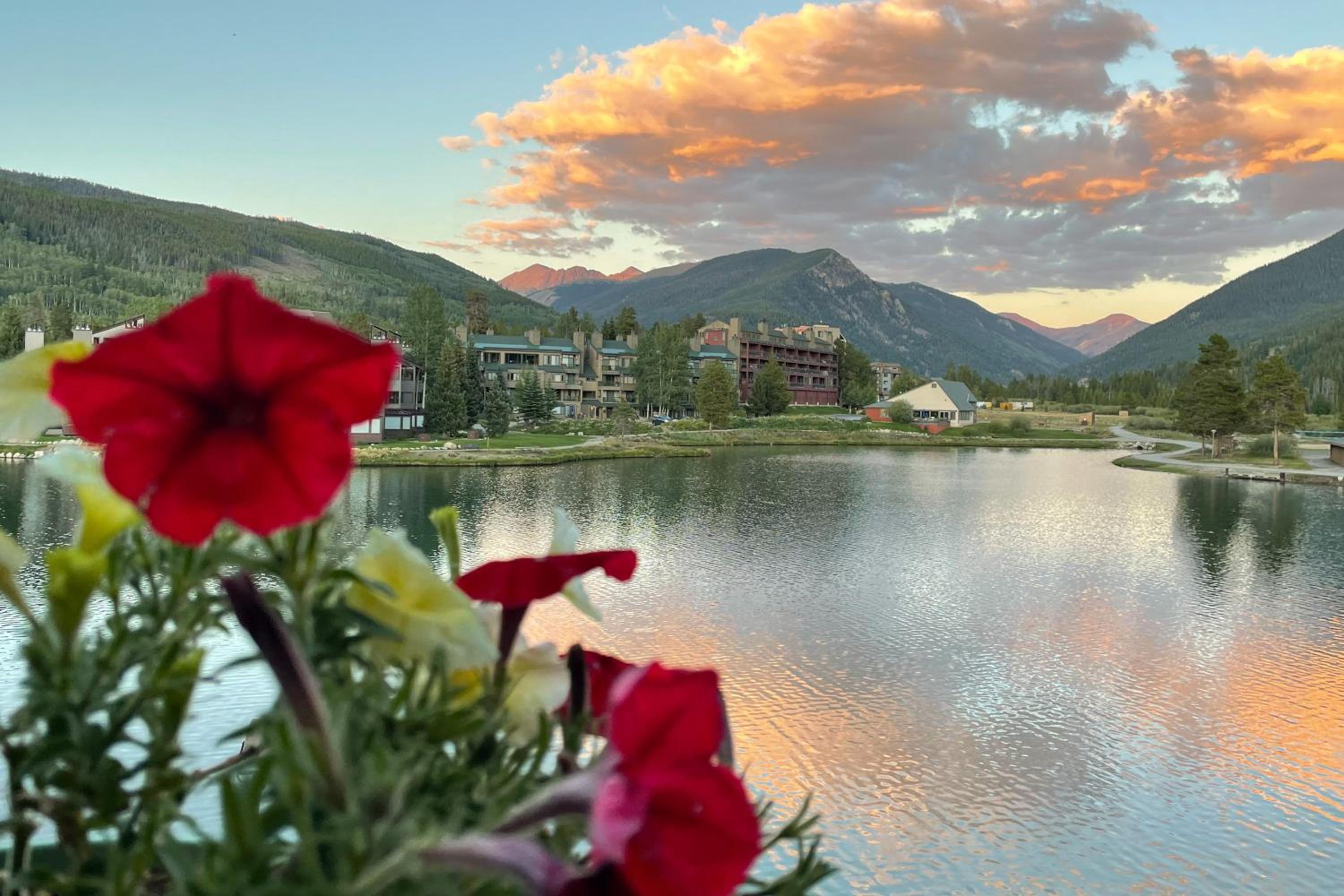 Continental Divide Views Lakefront Keystone Condo