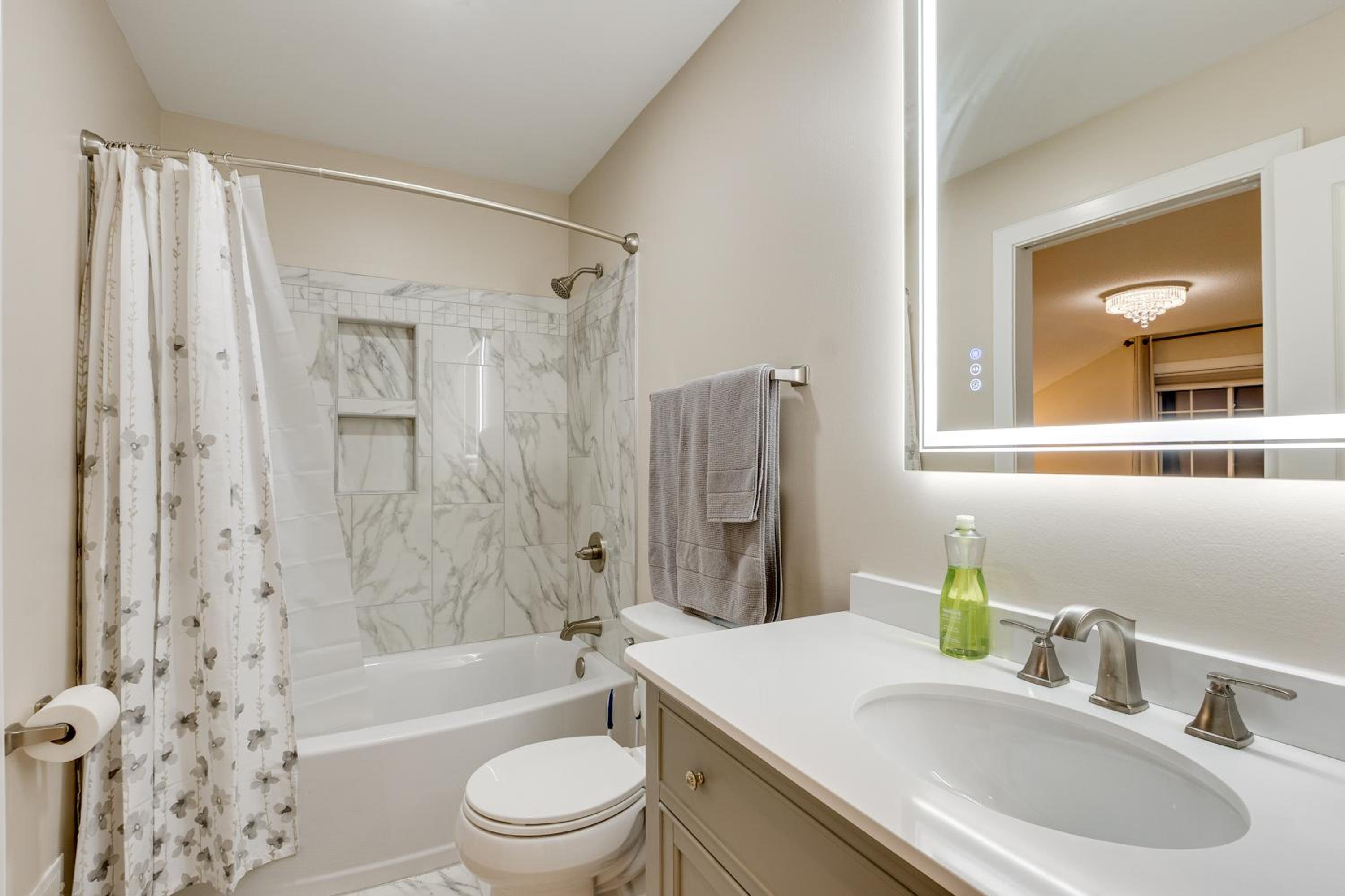 7 Mi to Dtwn Toledo Spacious Family Home!