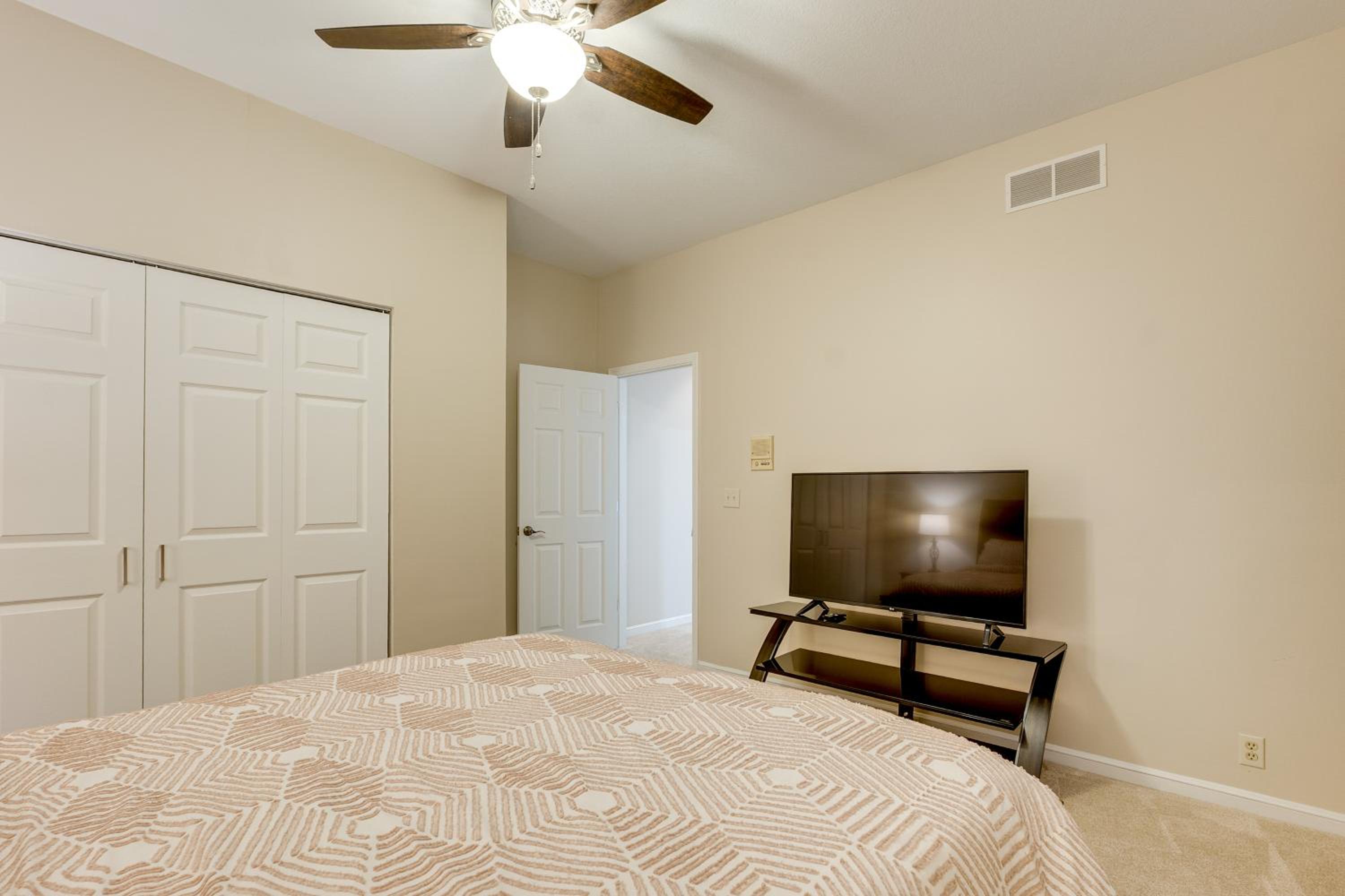 7 Mi to Dtwn Toledo Spacious Family Home!