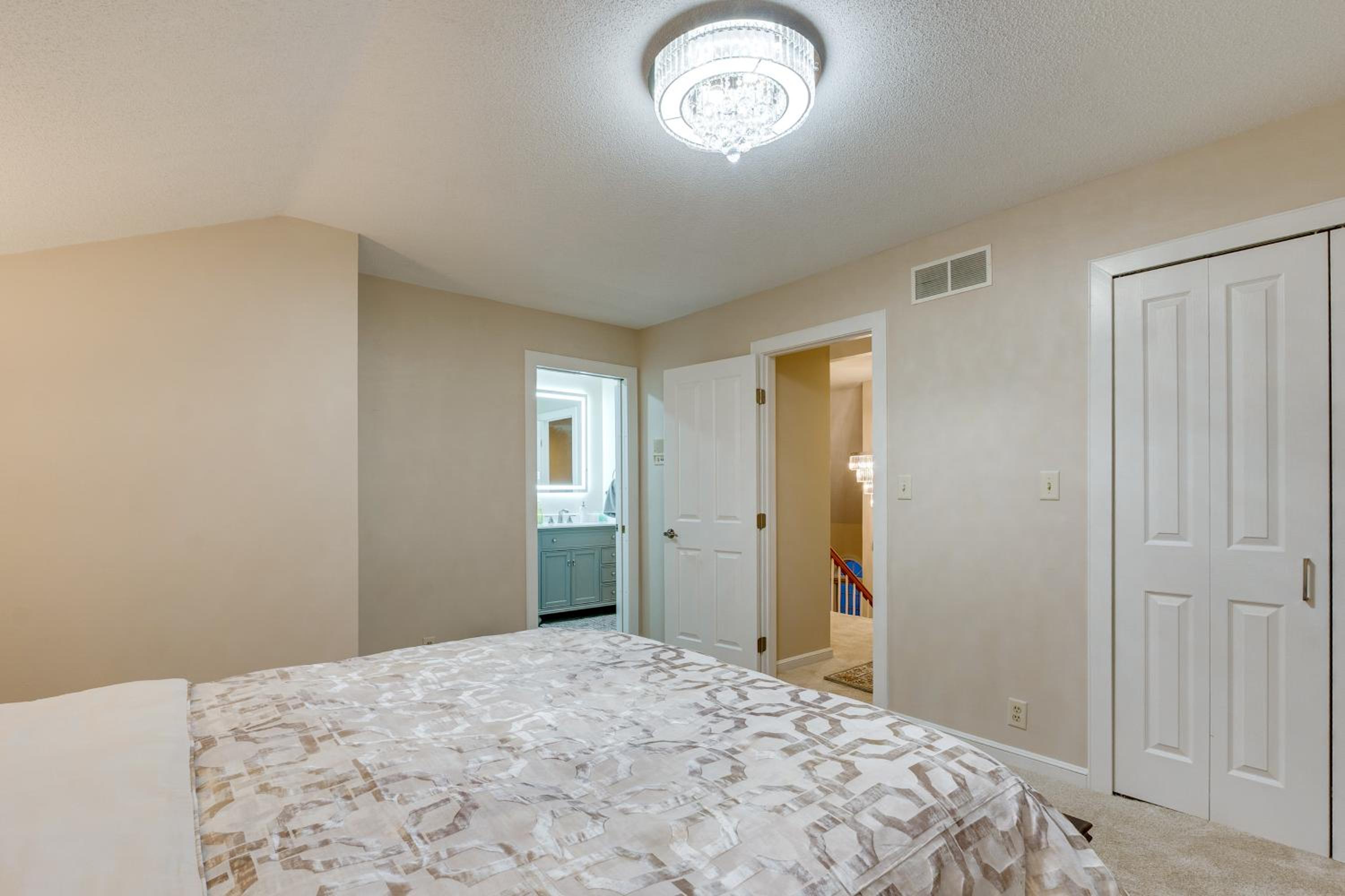 7 Mi to Dtwn Toledo Spacious Family Home!