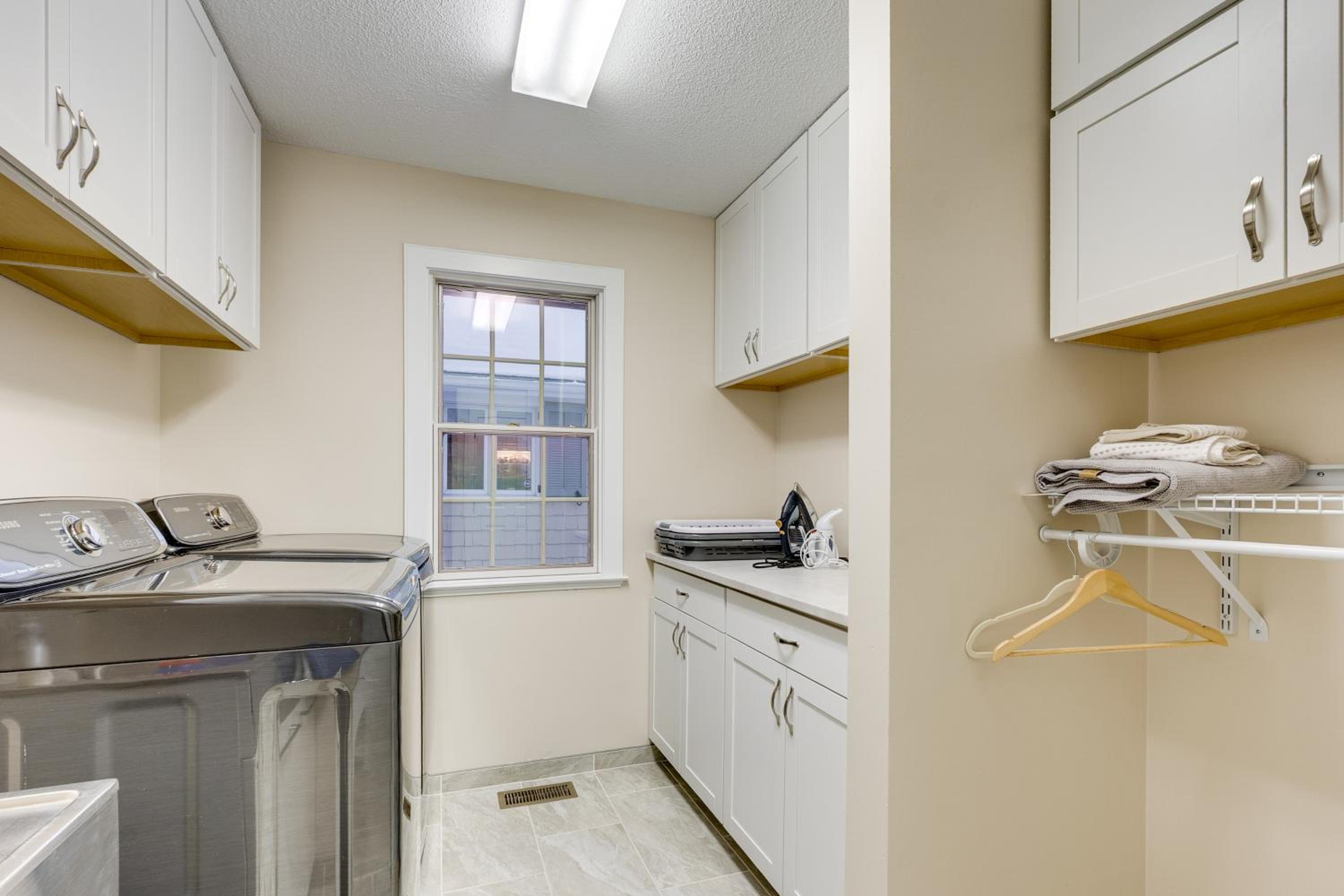 7 Mi to Dtwn Toledo Spacious Family Home!