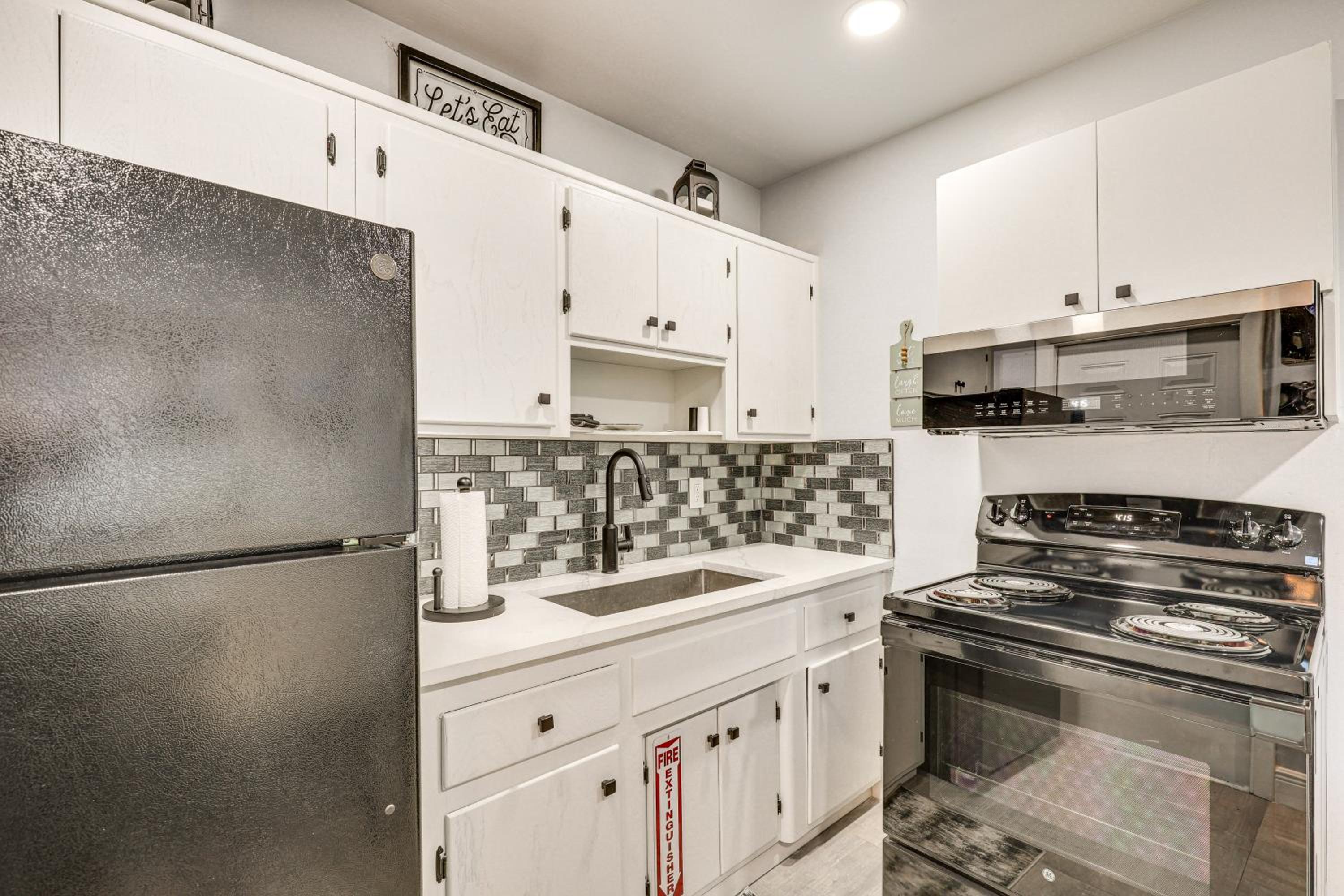 3 Mi to Port Everglades Modern Getaway with Yard