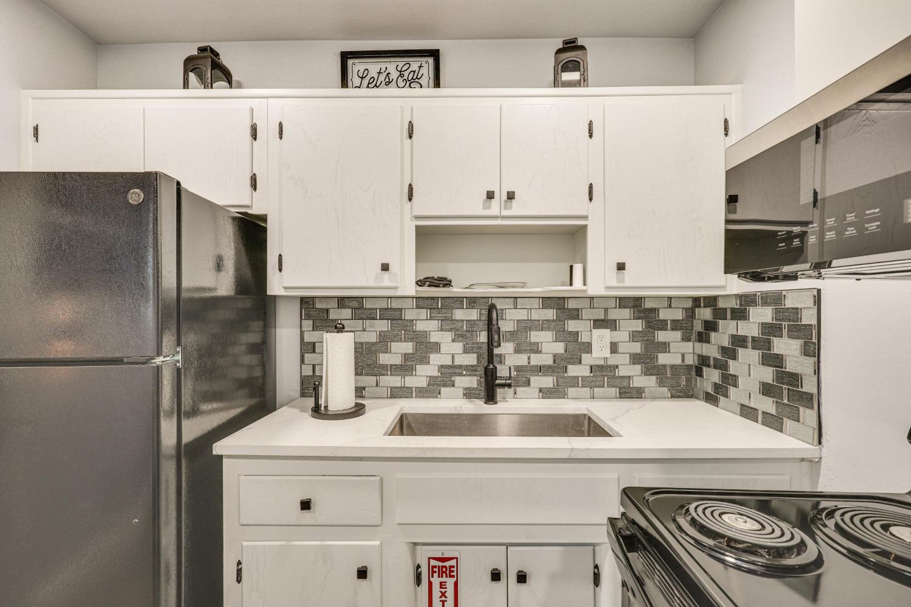 3 Mi to Port Everglades Modern Getaway with Yard