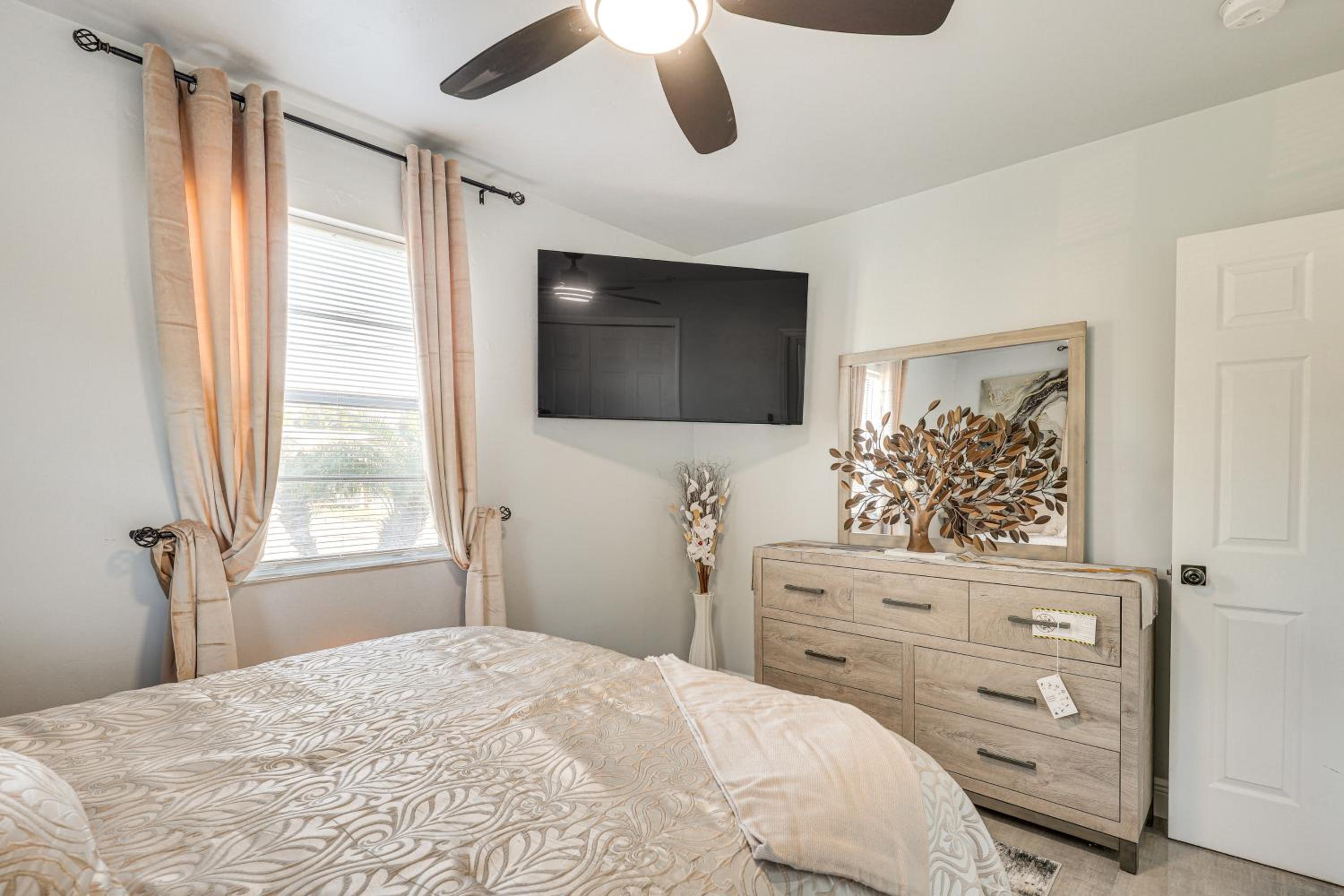 3 Mi to Port Everglades Modern Getaway with Yard