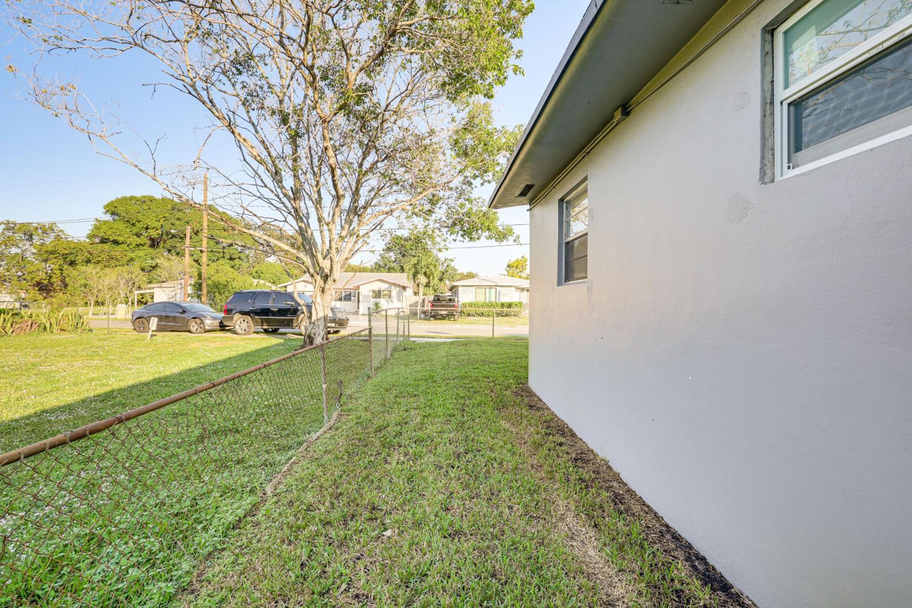 3 Mi to Port Everglades Modern Getaway with Yard