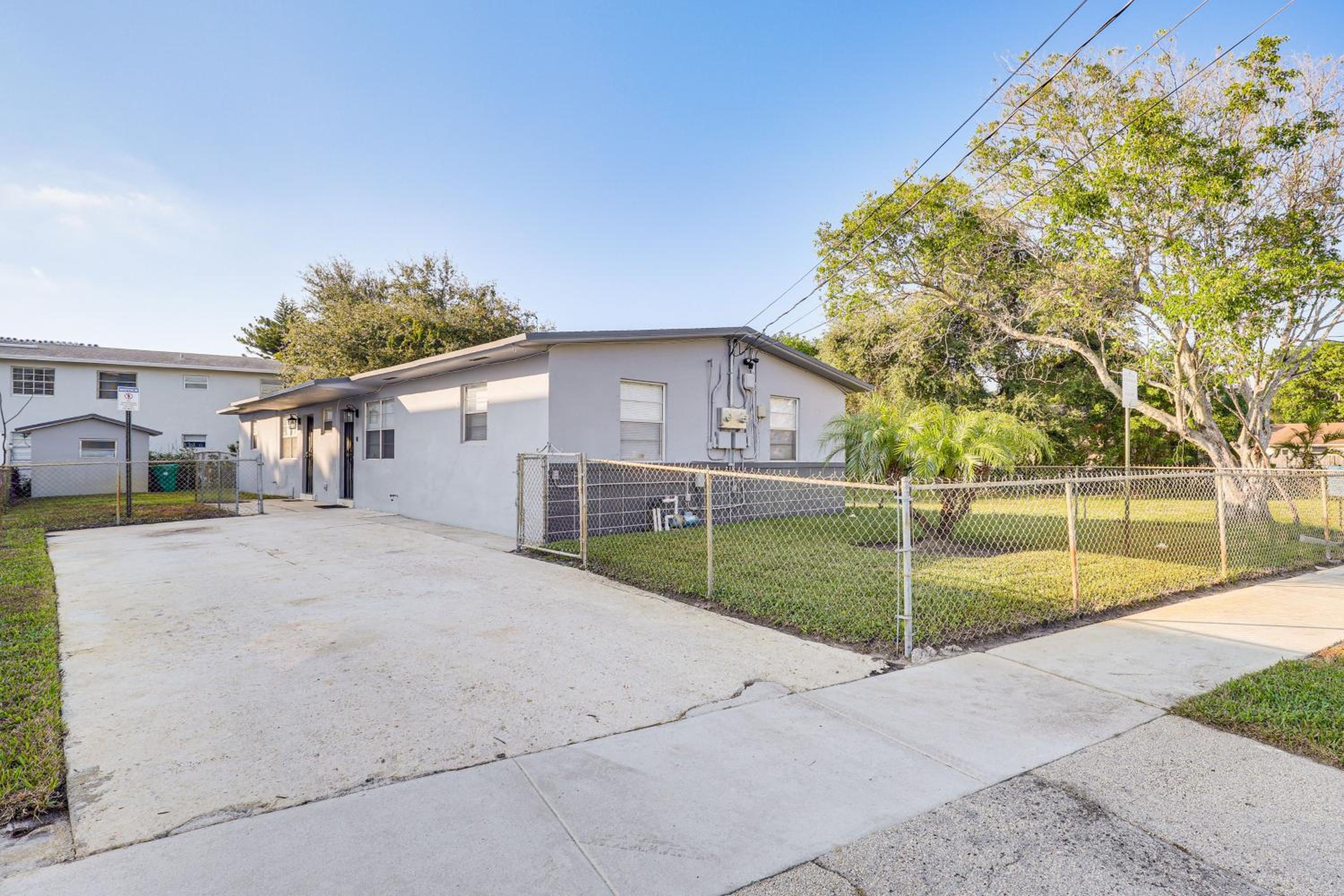 3 Mi to Port Everglades Modern Getaway with Yard