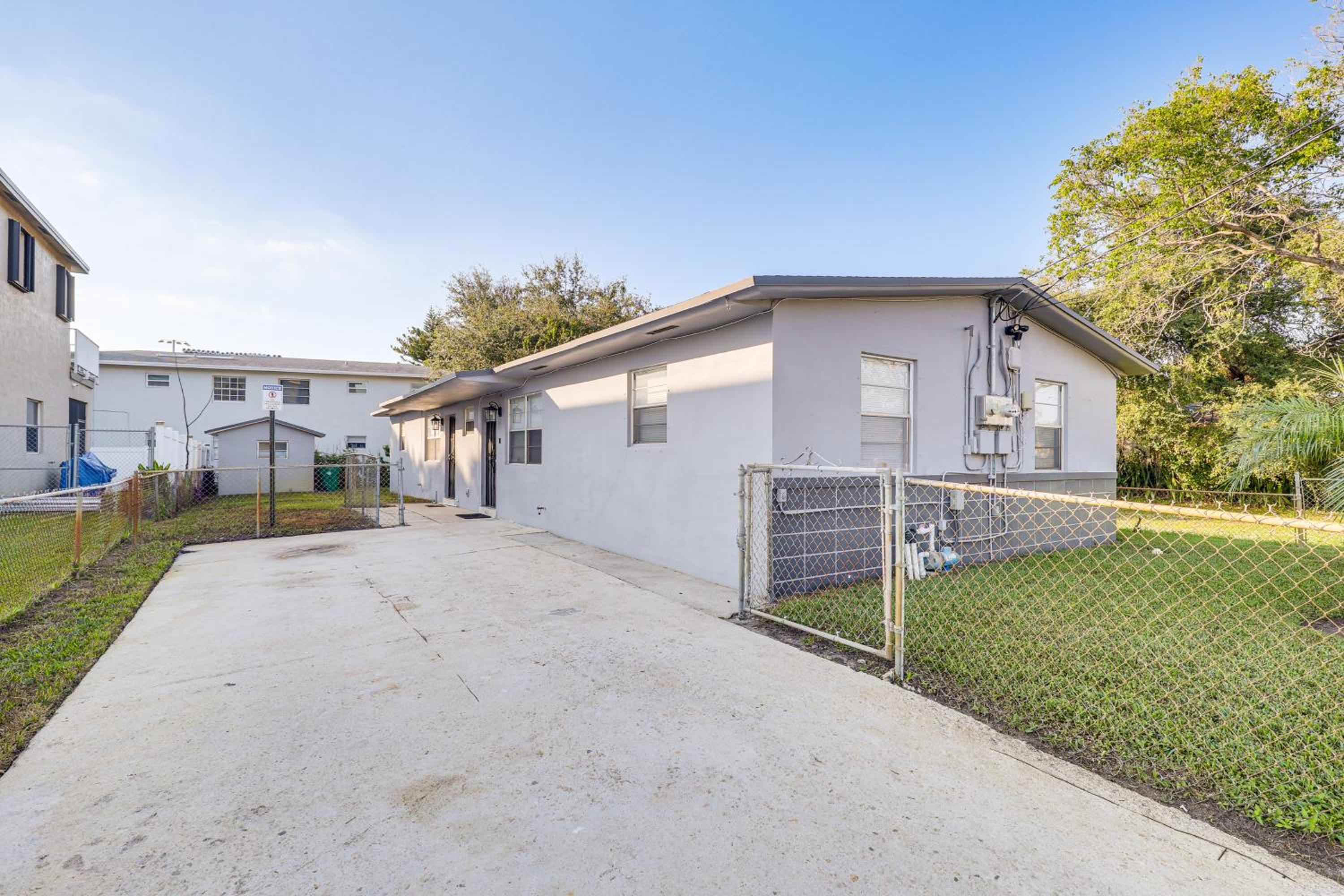 3 Mi to Port Everglades Modern Getaway with Yard