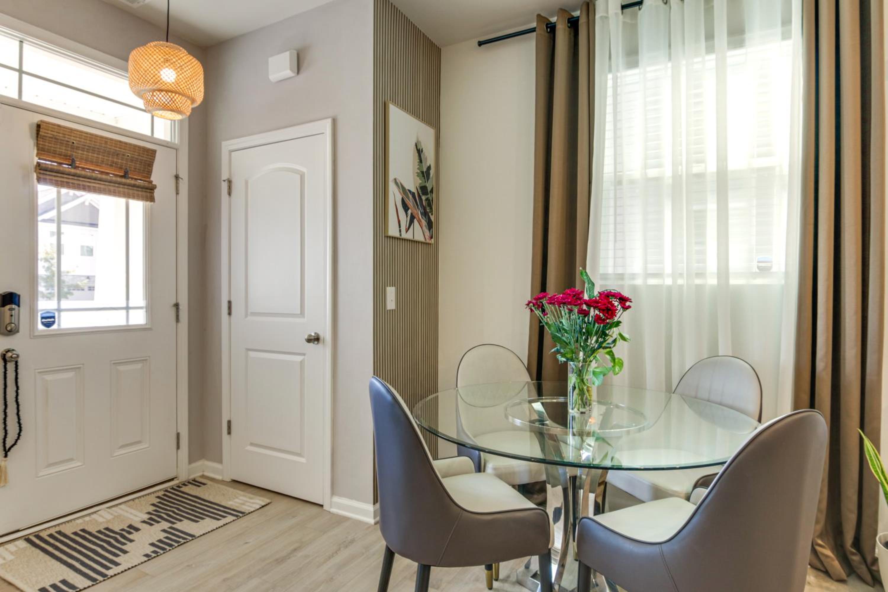 3 Mi to Lake Wylie! Modern Charlotte Townhome