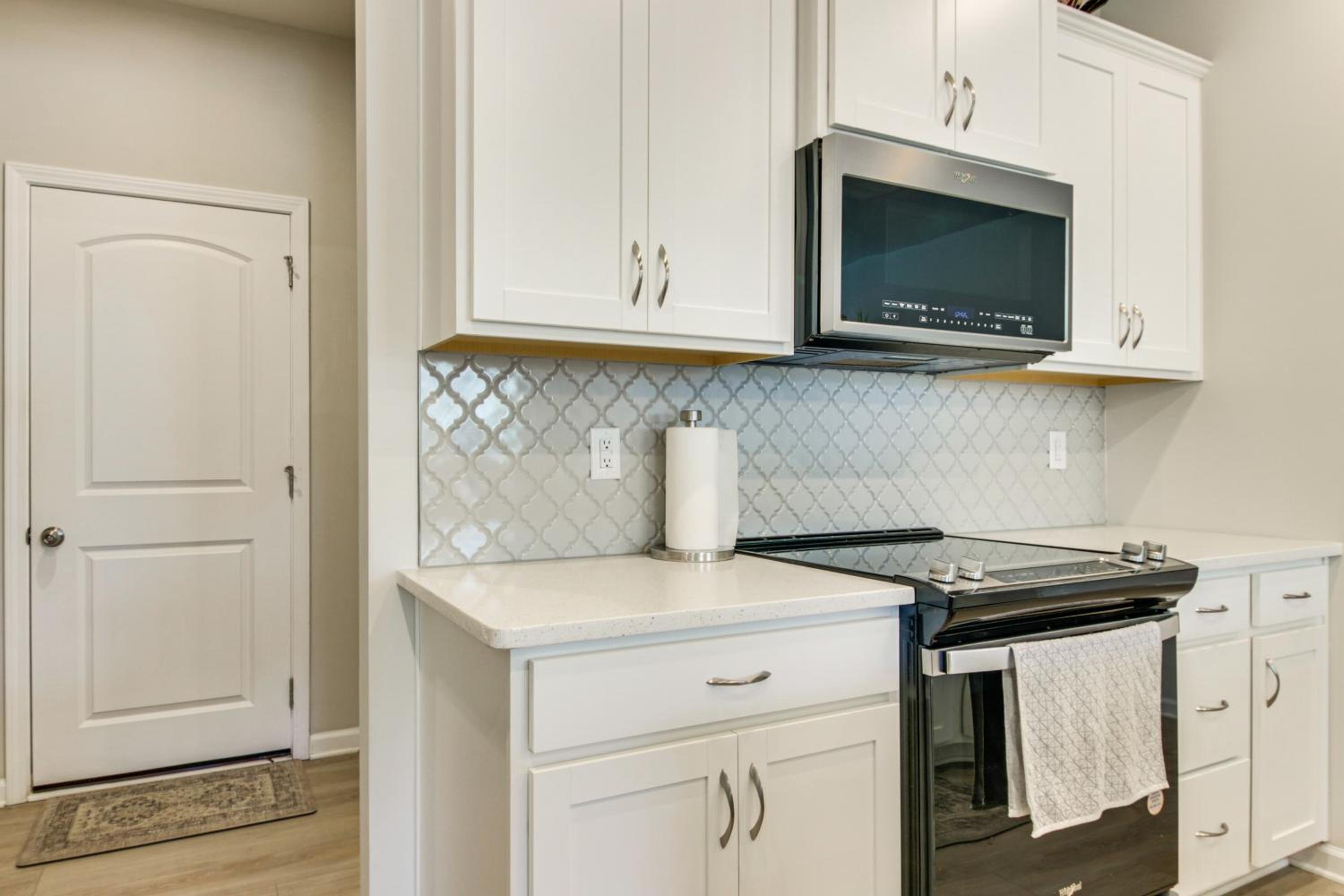 3 Mi to Lake Wylie! Modern Charlotte Townhome