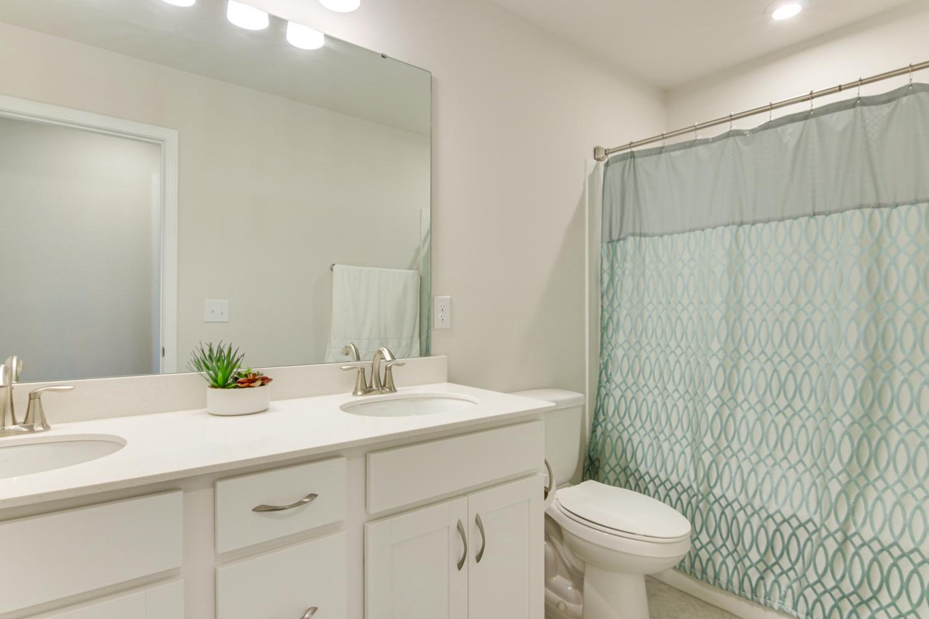 3 Mi to Lake Wylie! Modern Charlotte Townhome