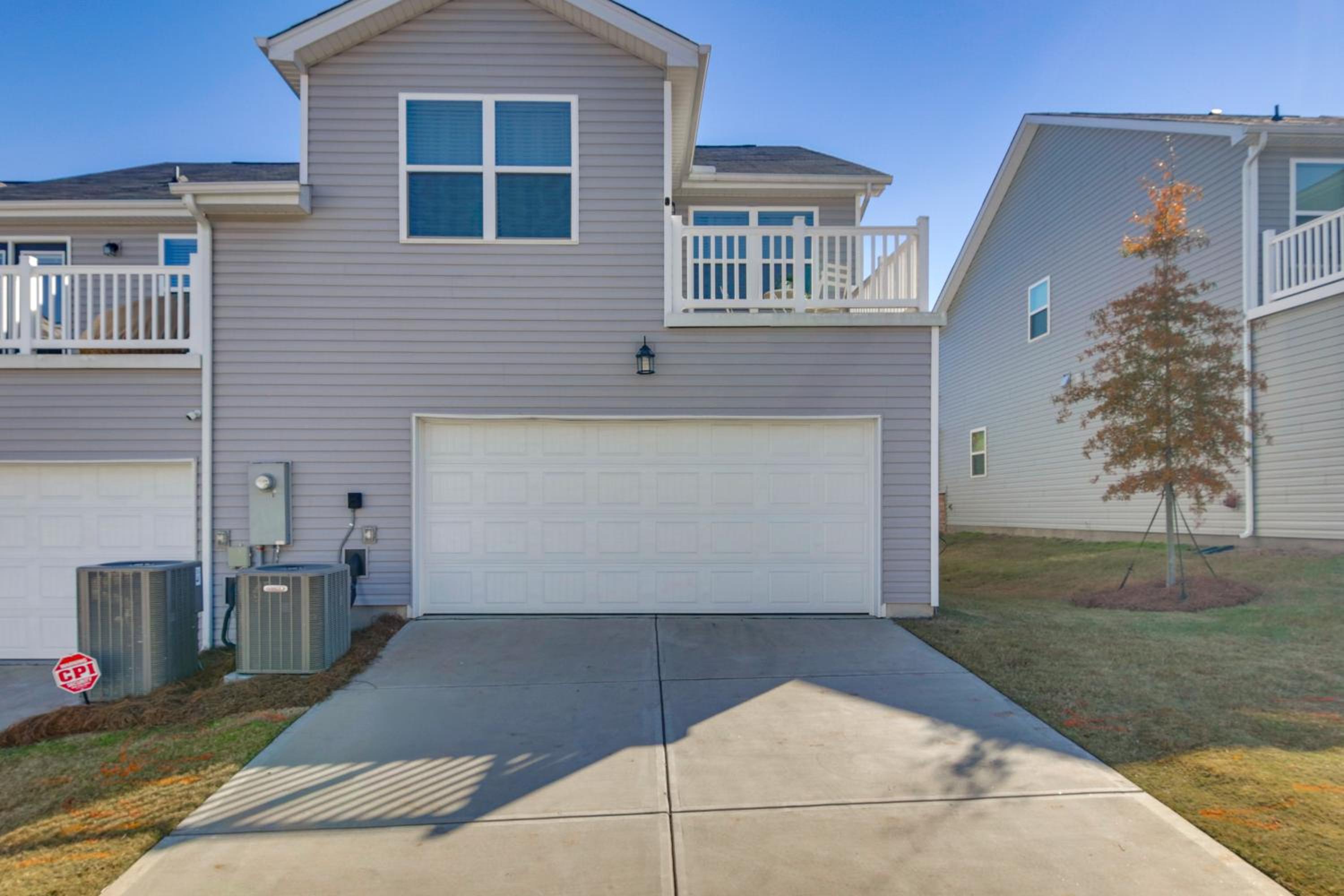 3 Mi to Lake Wylie! Modern Charlotte Townhome