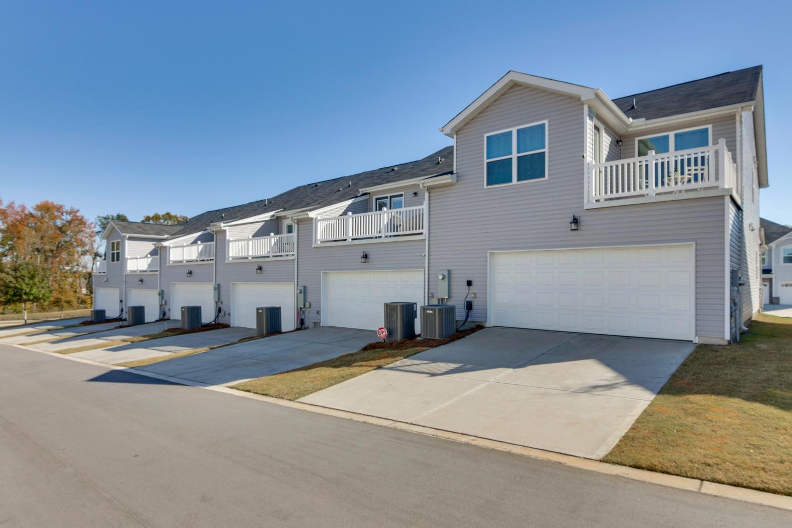 3 Mi to Lake Wylie! Modern Charlotte Townhome