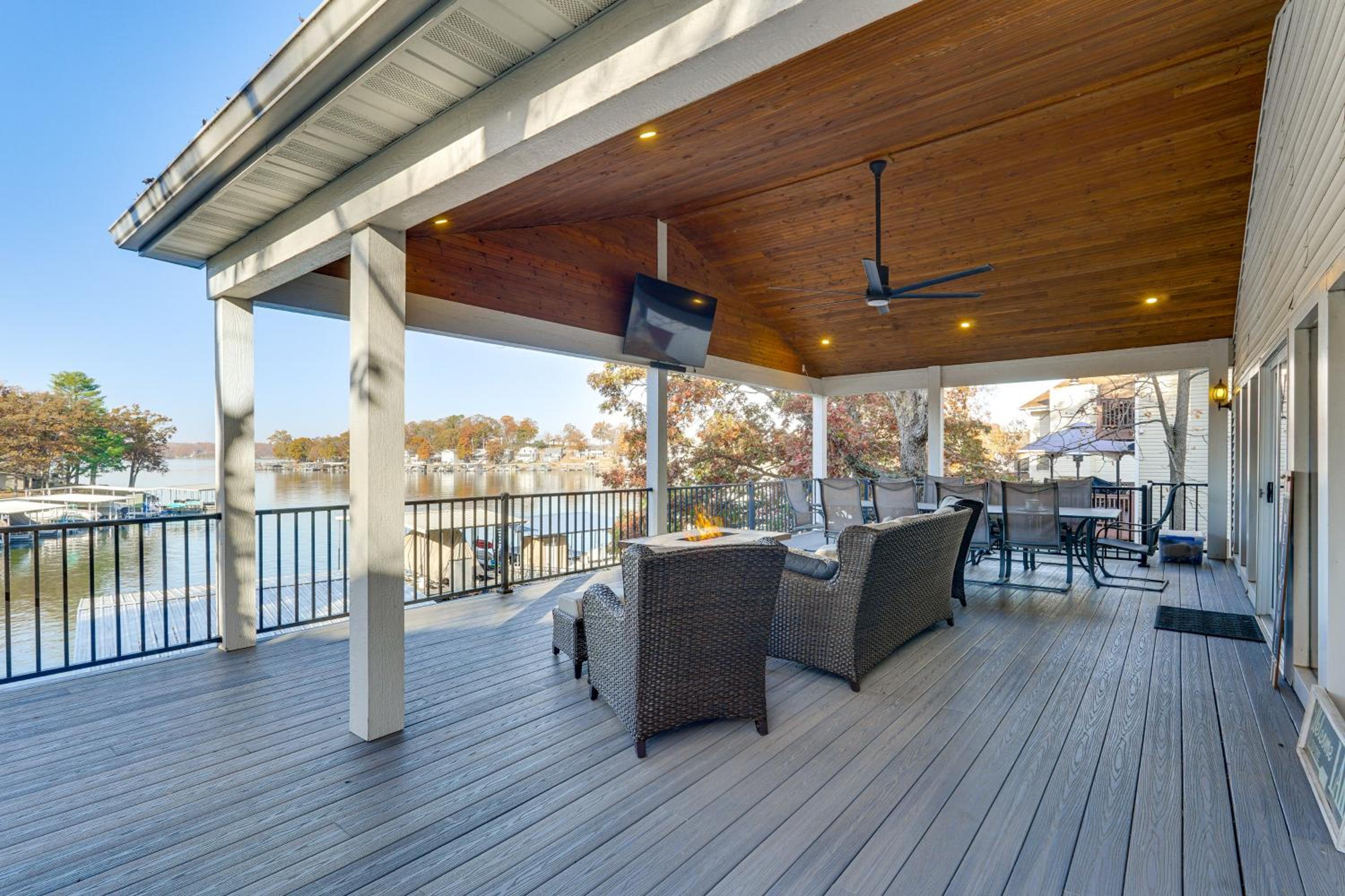 Waterfront Family Getaway in Lake Ozark with Dock
