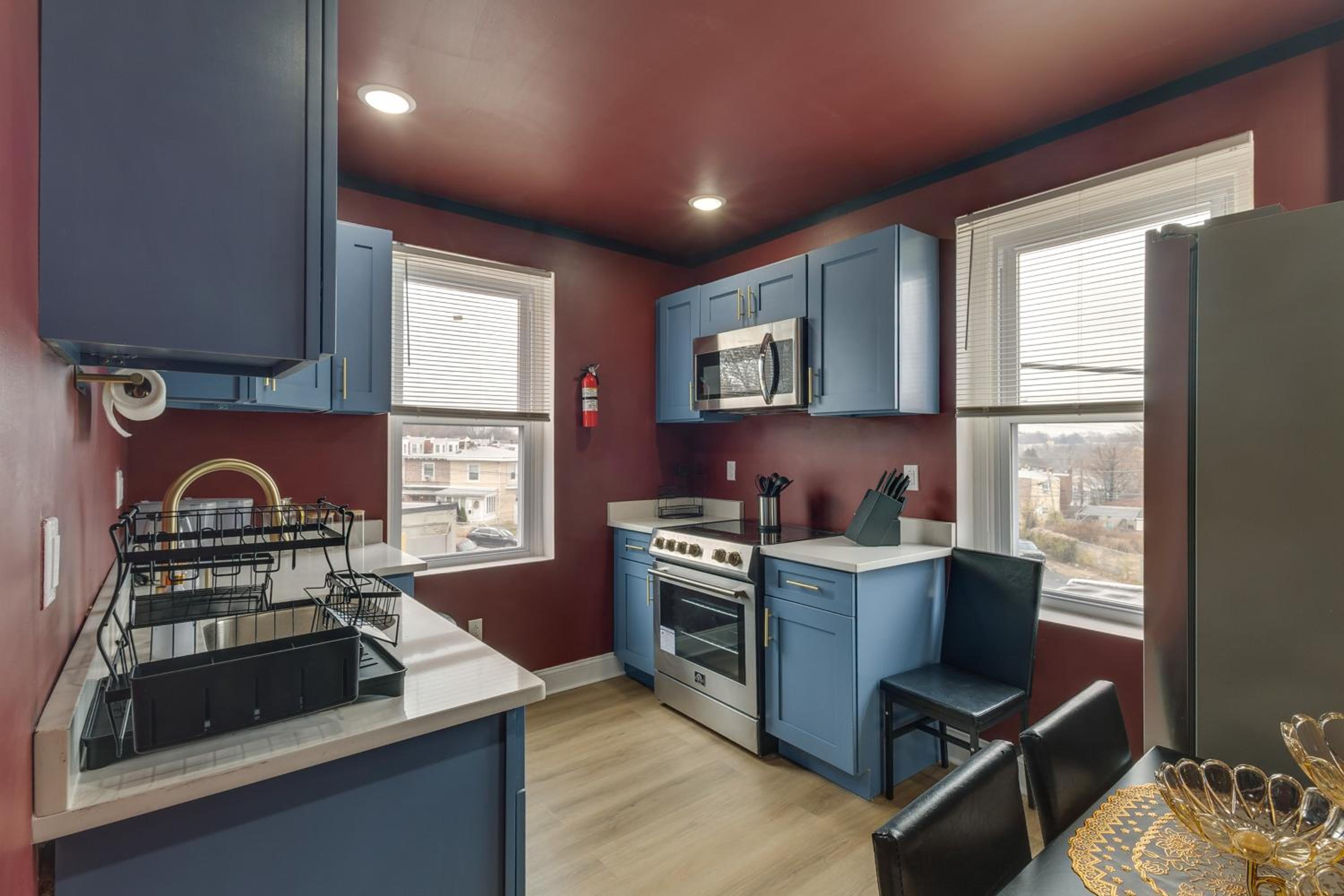 Colorful, Convenient Apt 7 Mi to Lincoln Financial