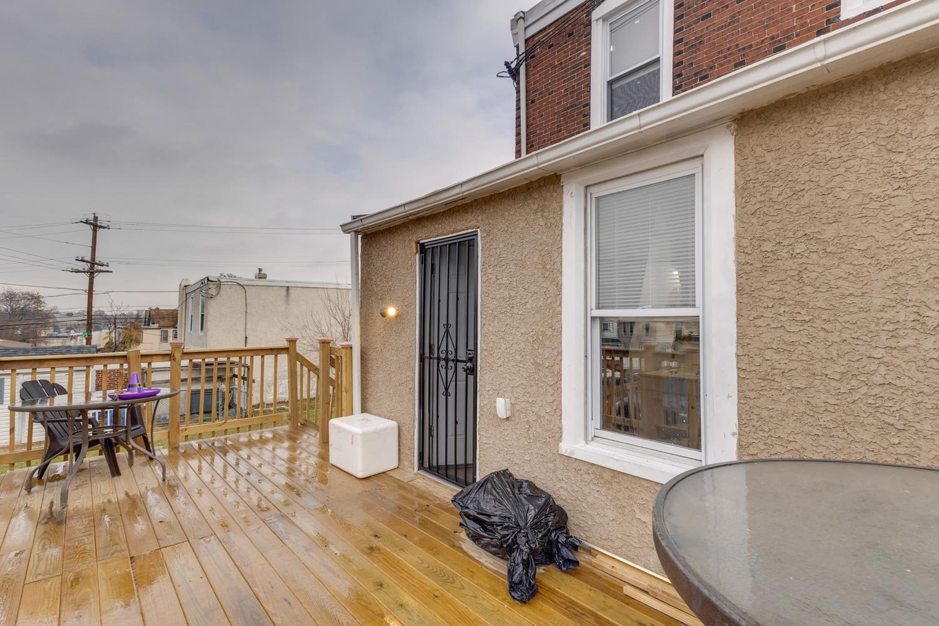 Colorful, Convenient Apt 7 Mi to Lincoln Financial