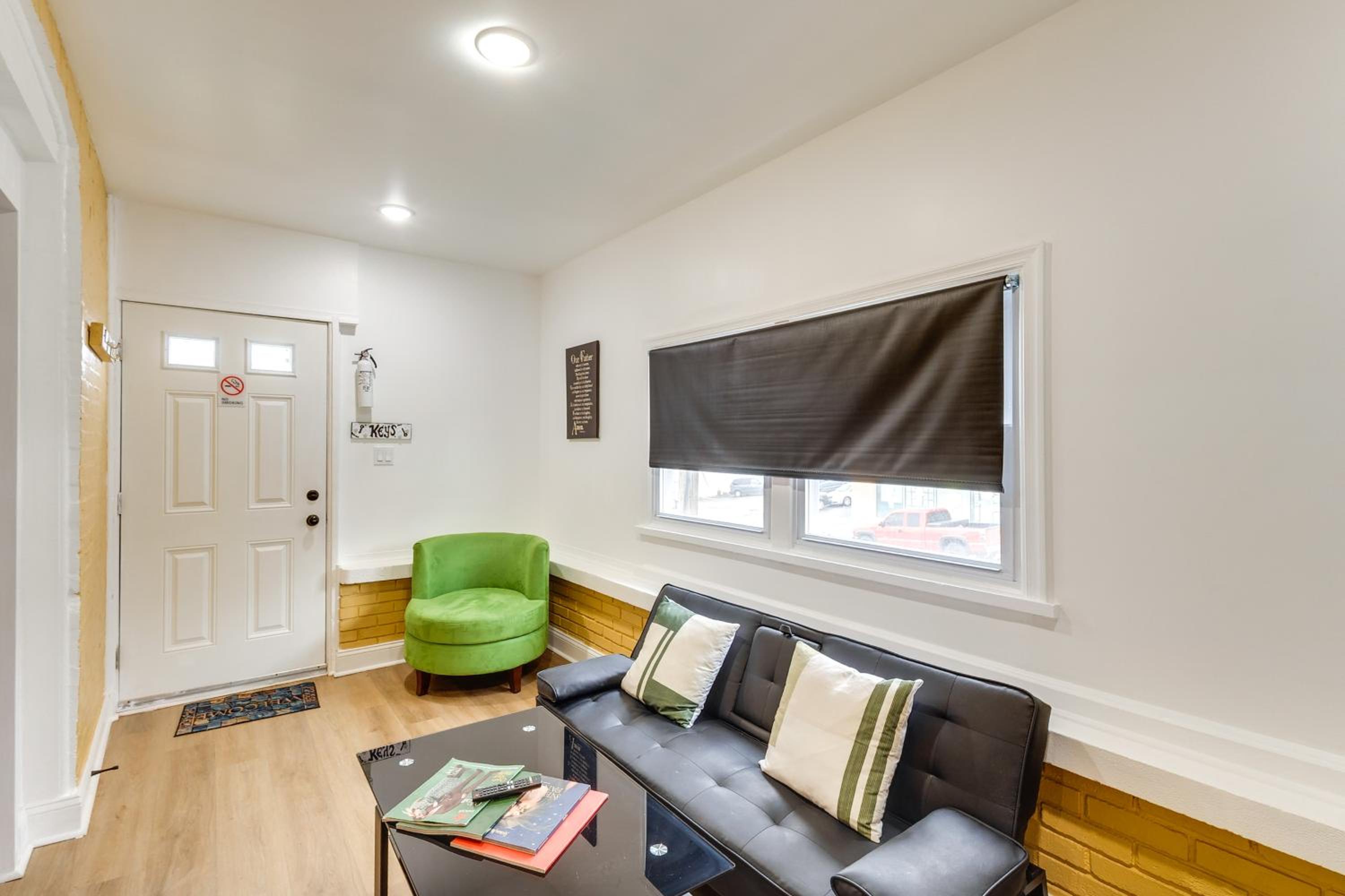 Colorful, Convenient Apt 7 Mi to Lincoln Financial