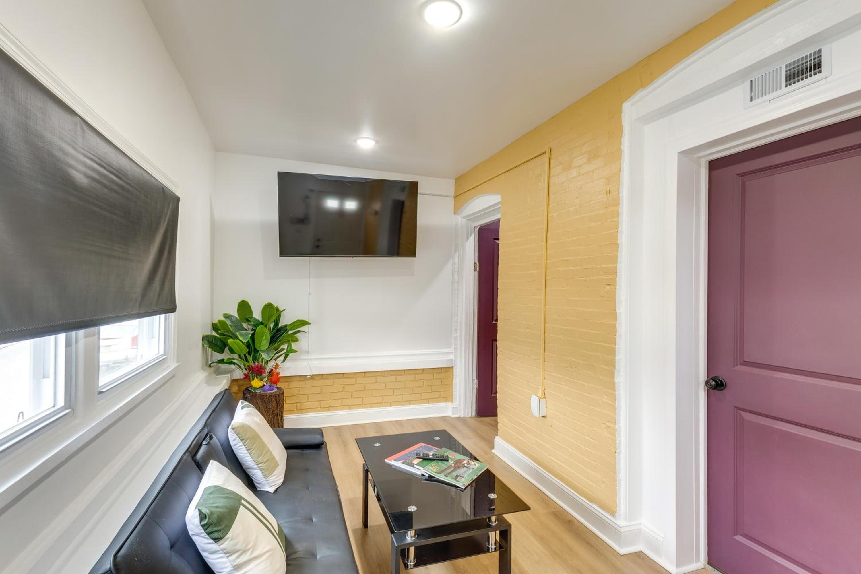 Colorful, Convenient Apt 7 Mi to Lincoln Financial