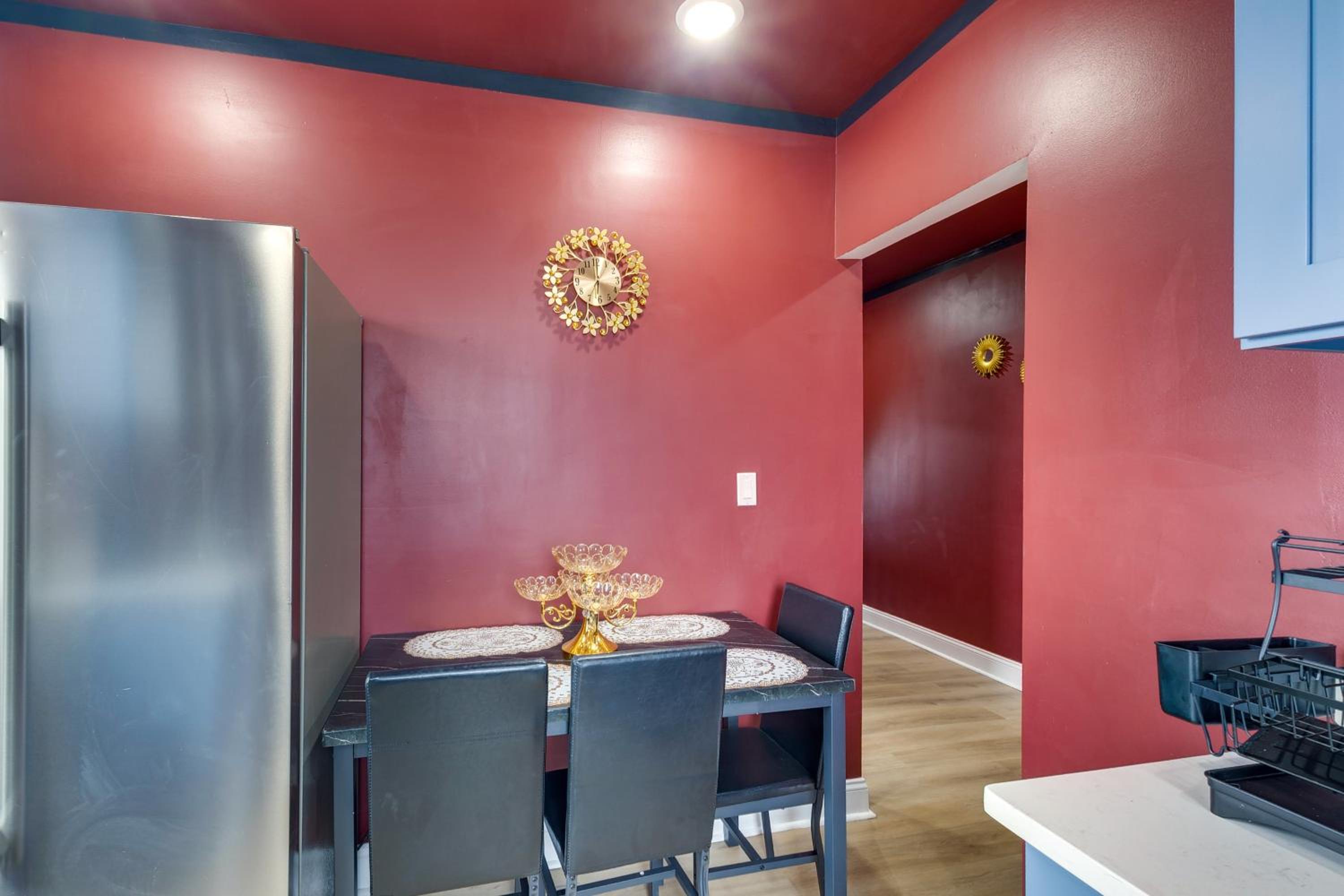 Colorful, Convenient Apt 7 Mi to Lincoln Financial