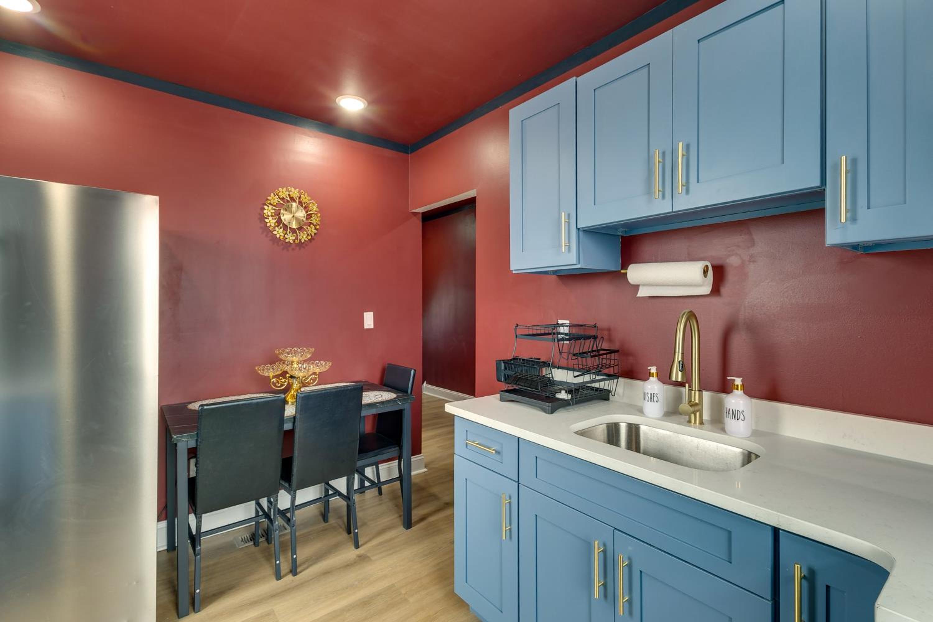 Colorful, Convenient Apt 7 Mi to Lincoln Financial
