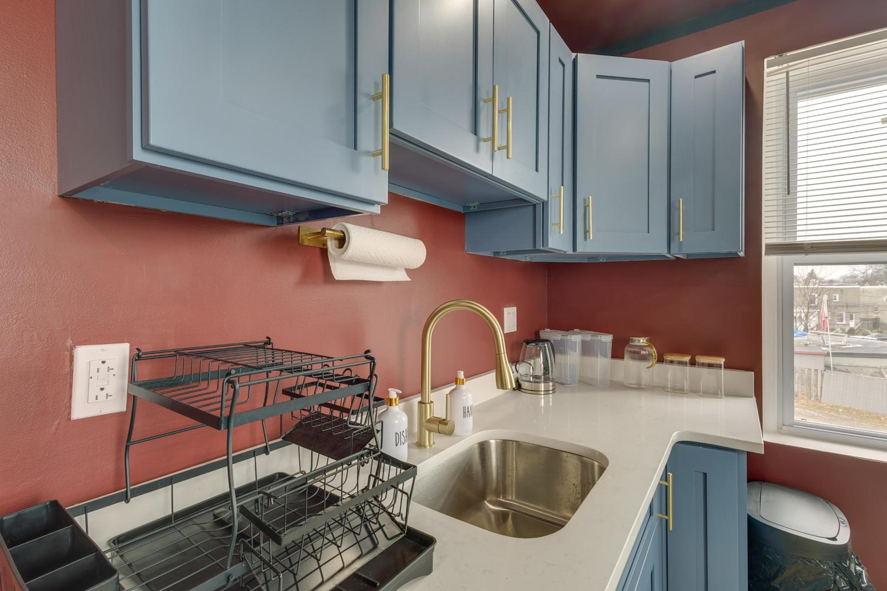 Colorful, Convenient Apt 7 Mi to Lincoln Financial