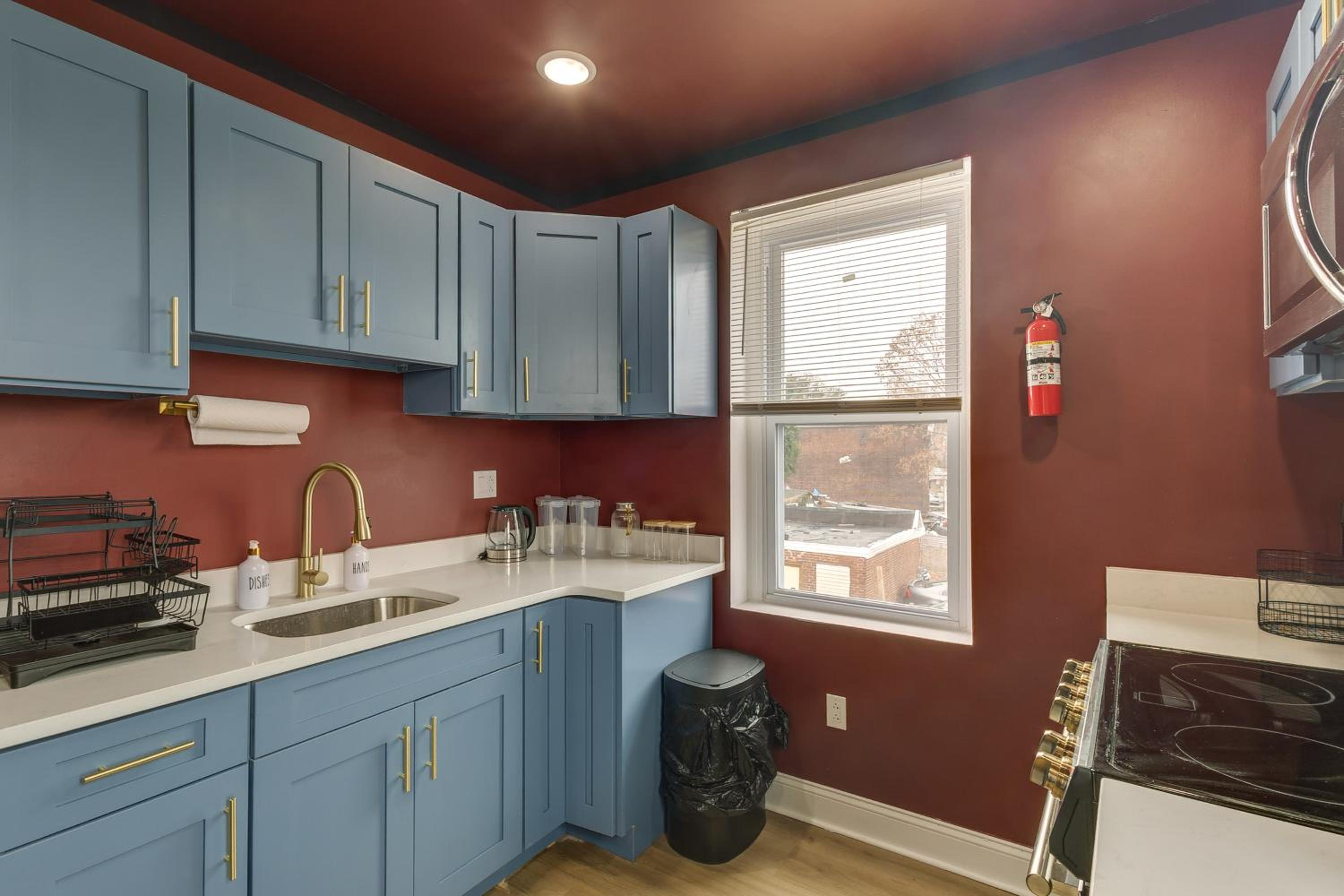 Colorful, Convenient Apt 7 Mi to Lincoln Financial