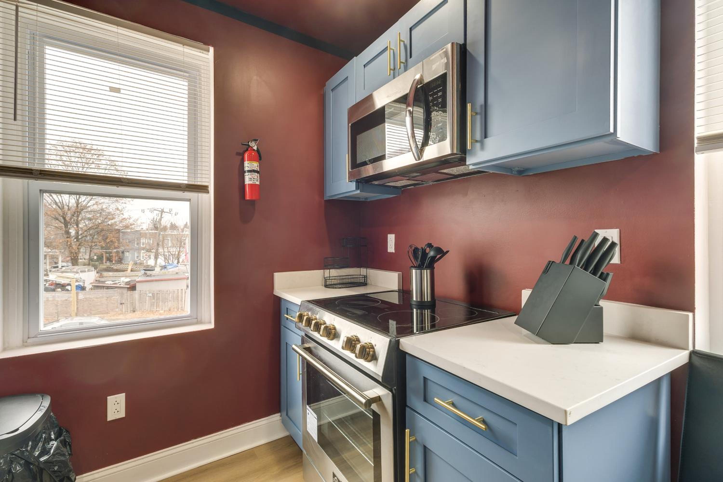 Colorful, Convenient Apt 7 Mi to Lincoln Financial