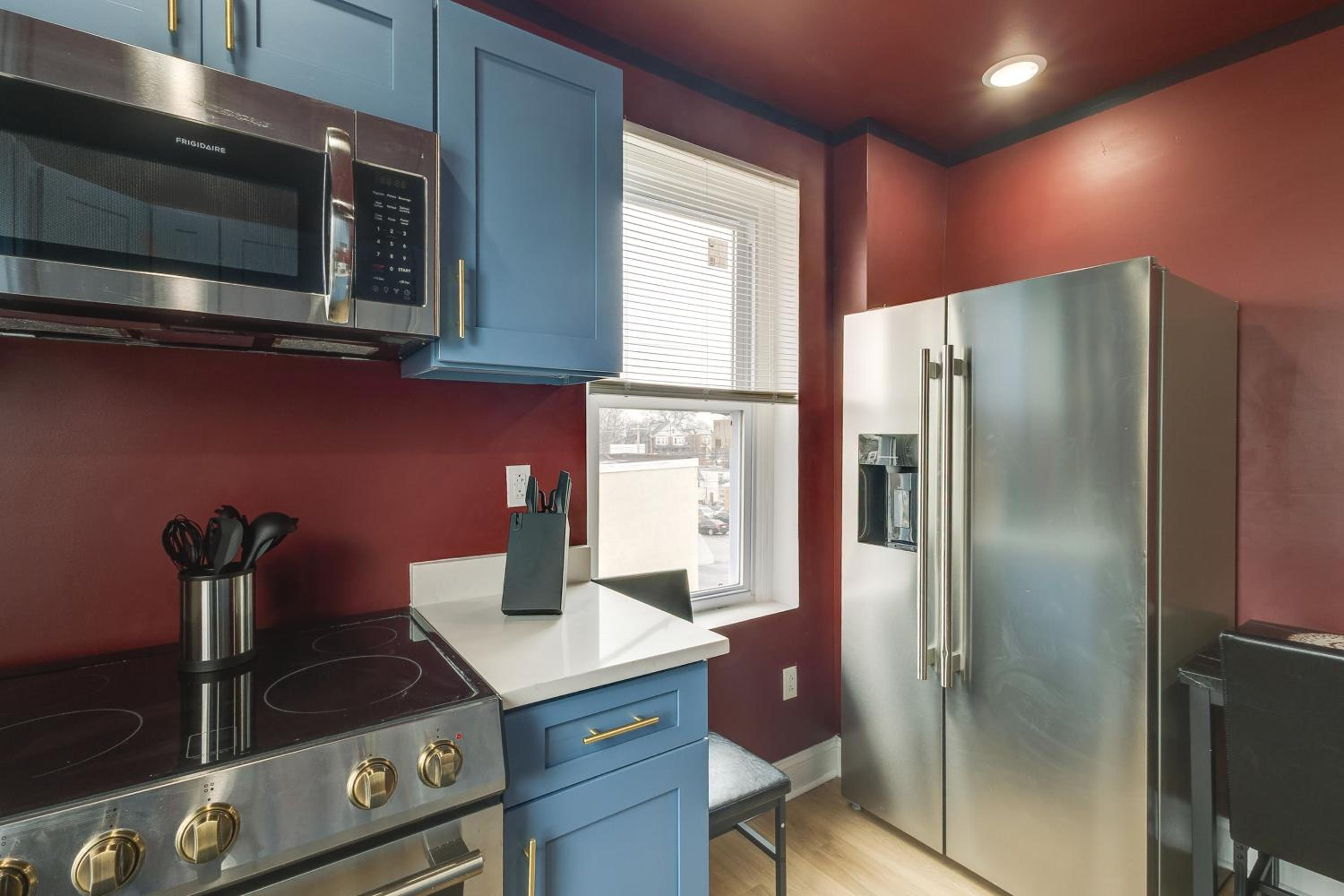 Colorful, Convenient Apt 7 Mi to Lincoln Financial