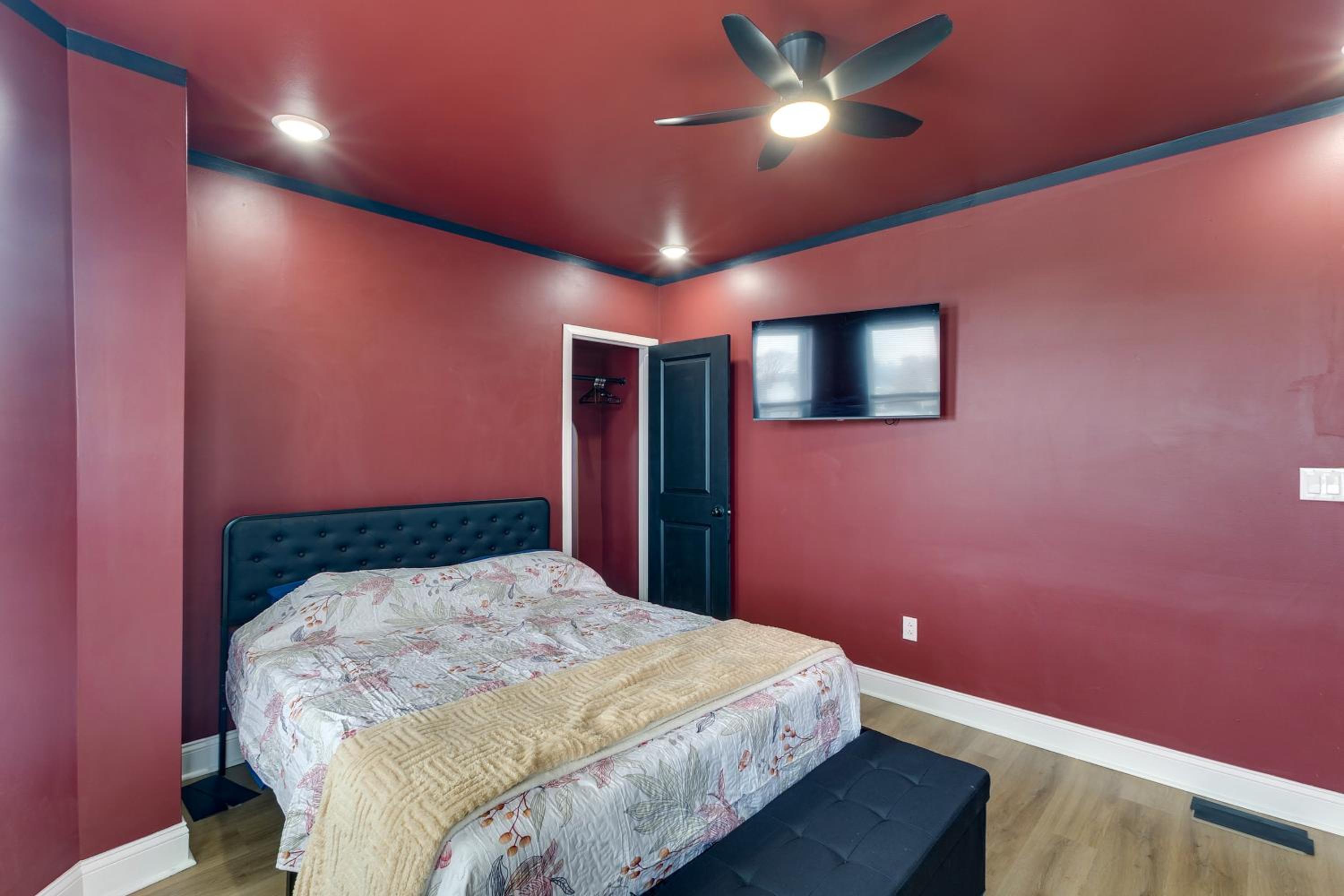 Colorful, Convenient Apt 7 Mi to Lincoln Financial