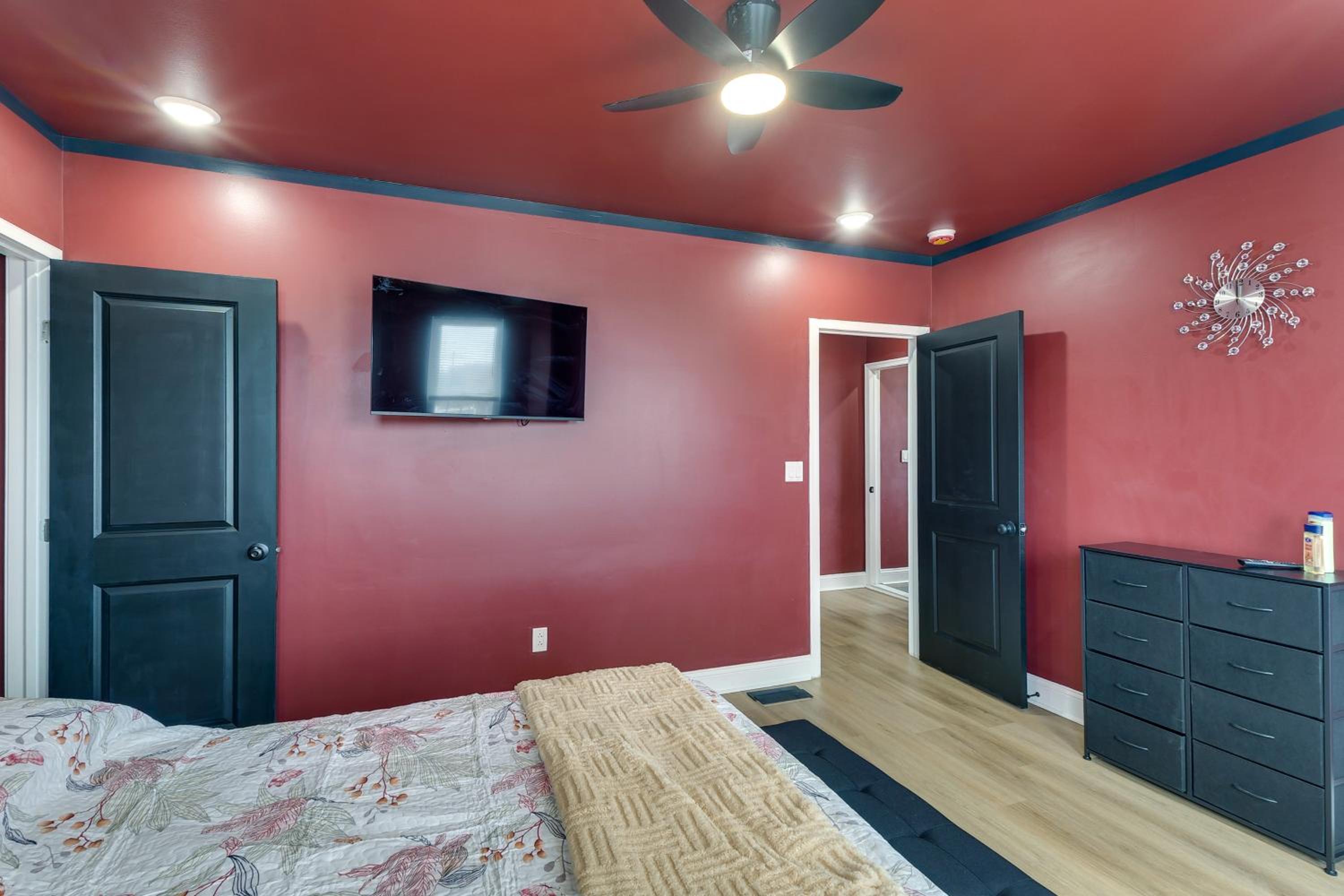 Colorful, Convenient Apt 7 Mi to Lincoln Financial