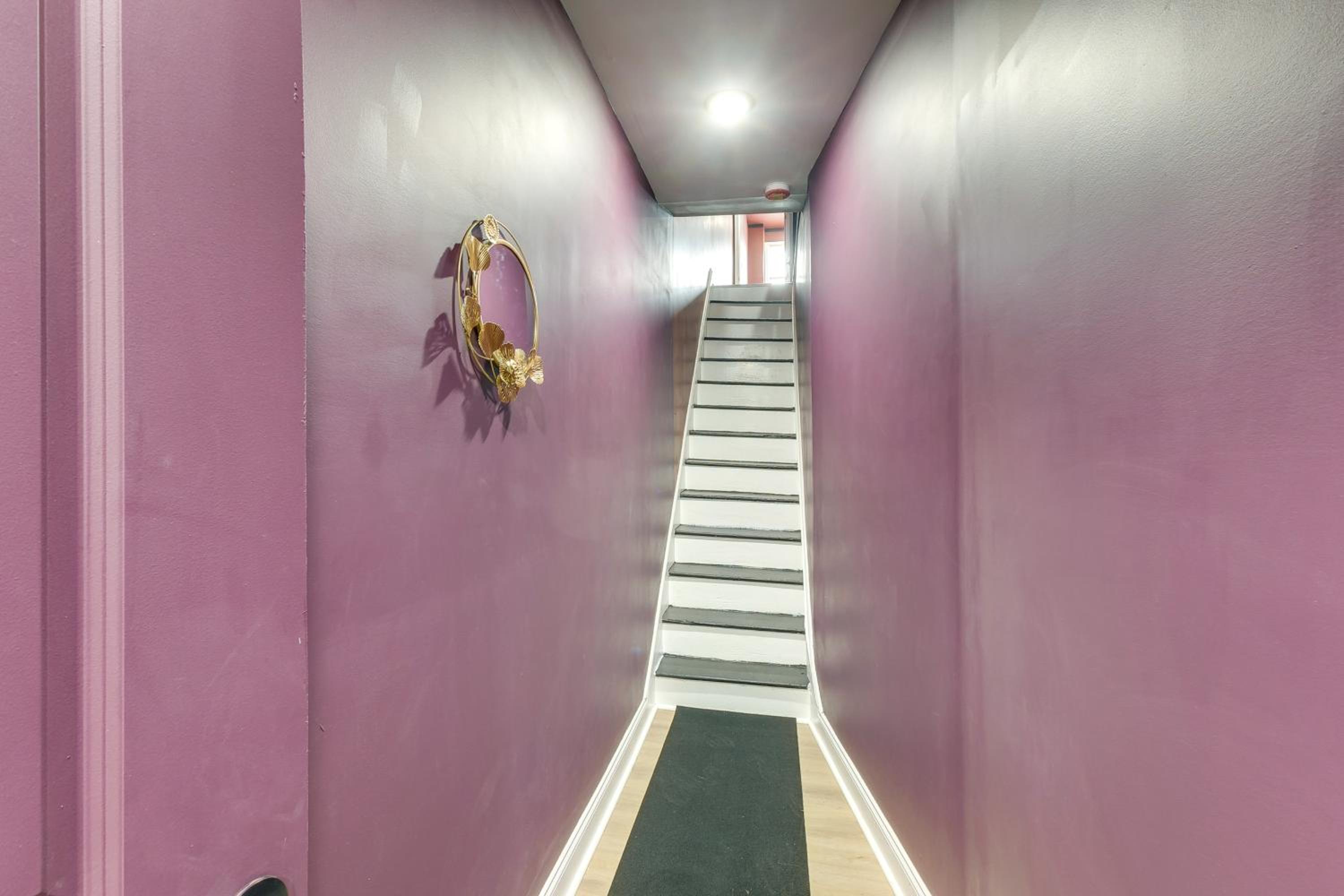 Colorful, Convenient Apt 7 Mi to Lincoln Financial