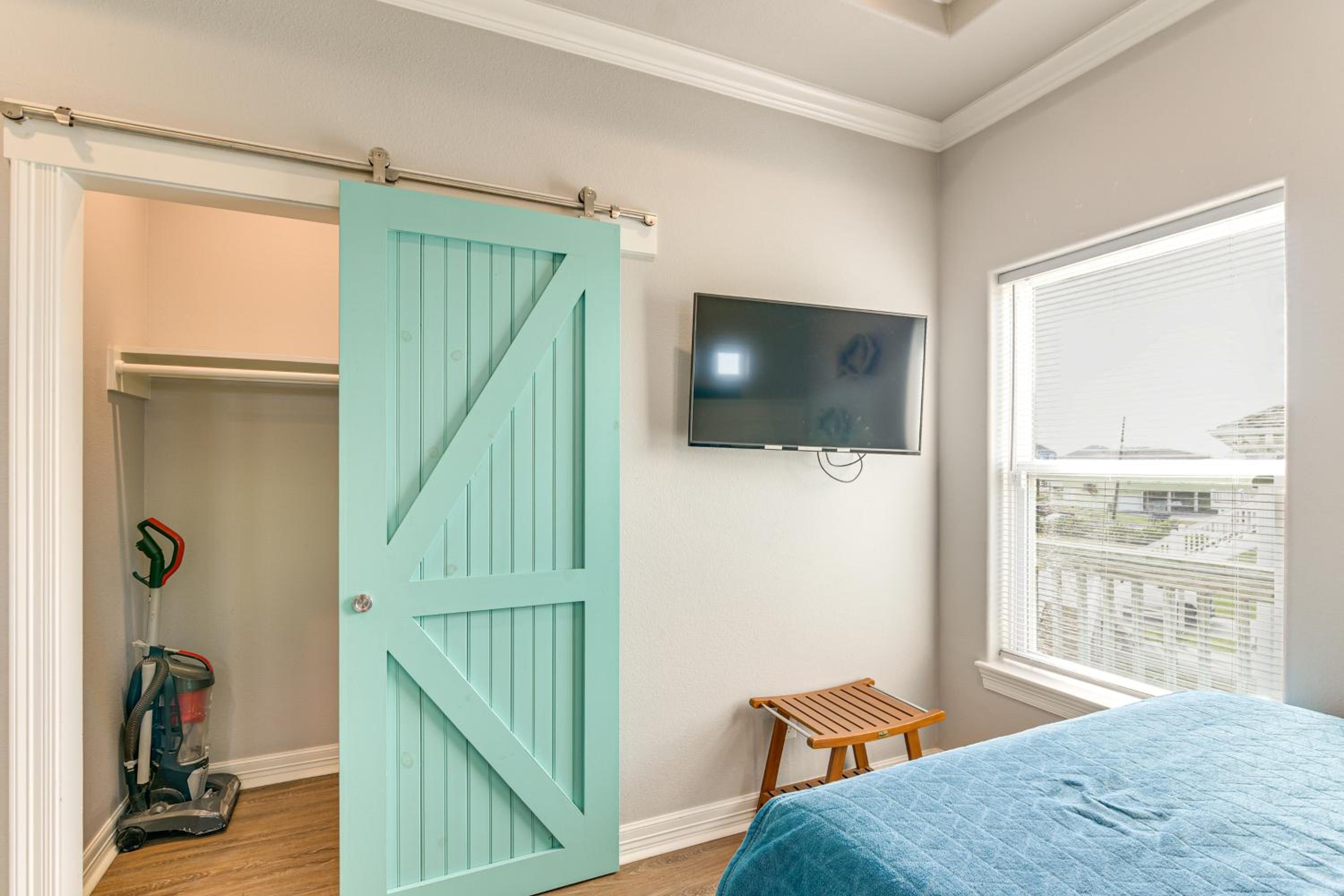 Walk to Shore Crystal Beach Escape with Deck and Bar!