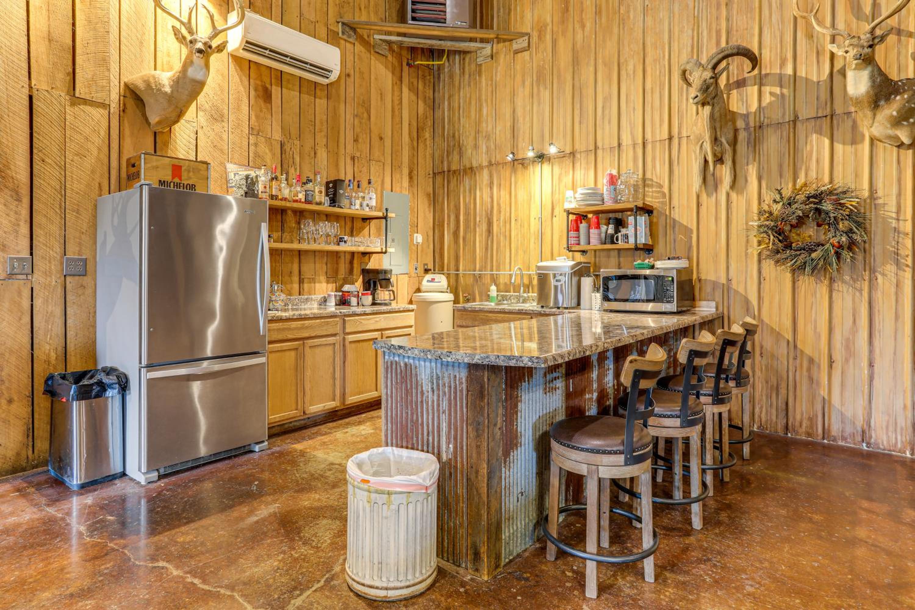 4,800-Sq-Ft Cabin with Creek Access in Caulfield