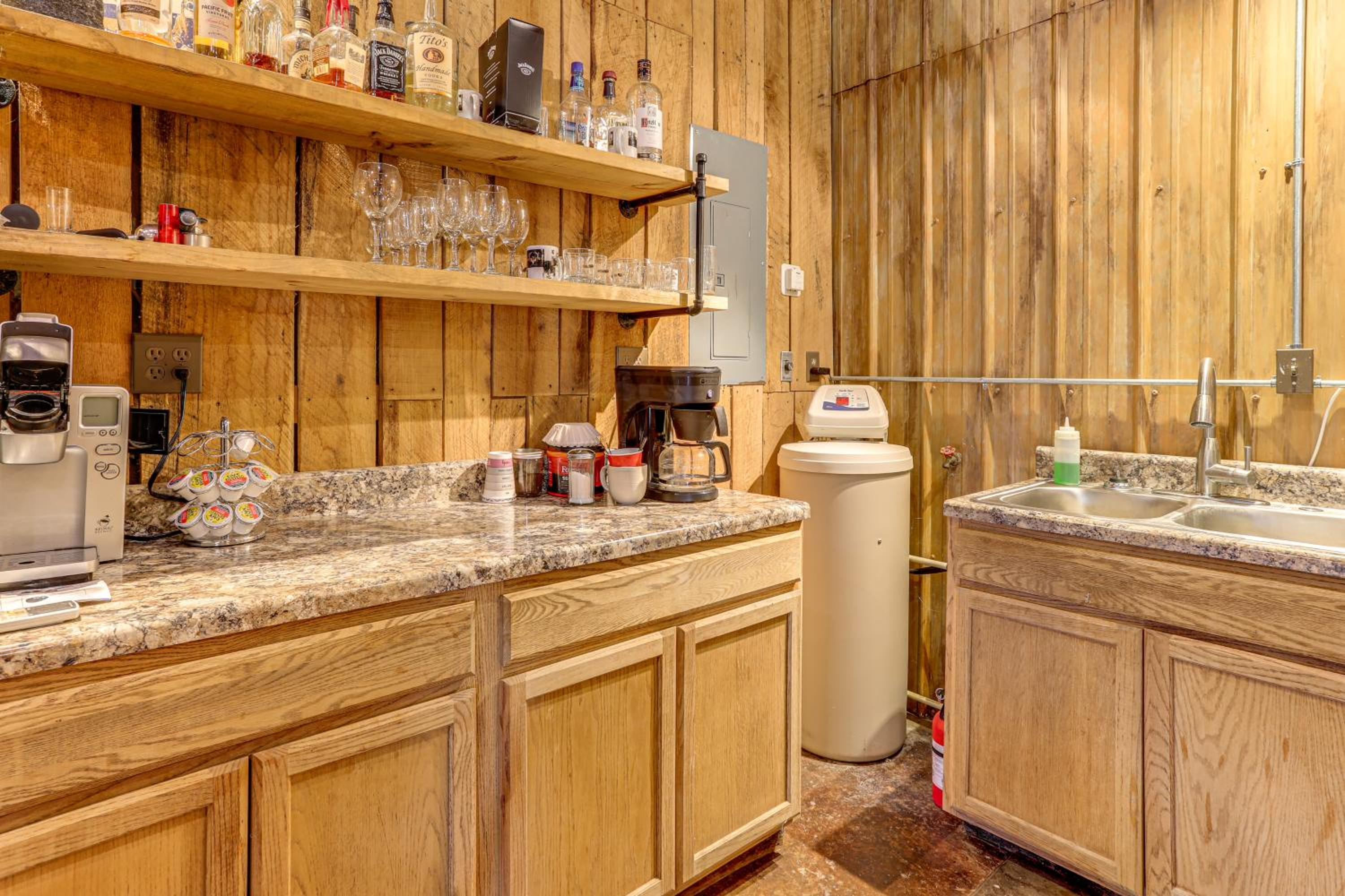 4,800-Sq-Ft Cabin with Creek Access in Caulfield