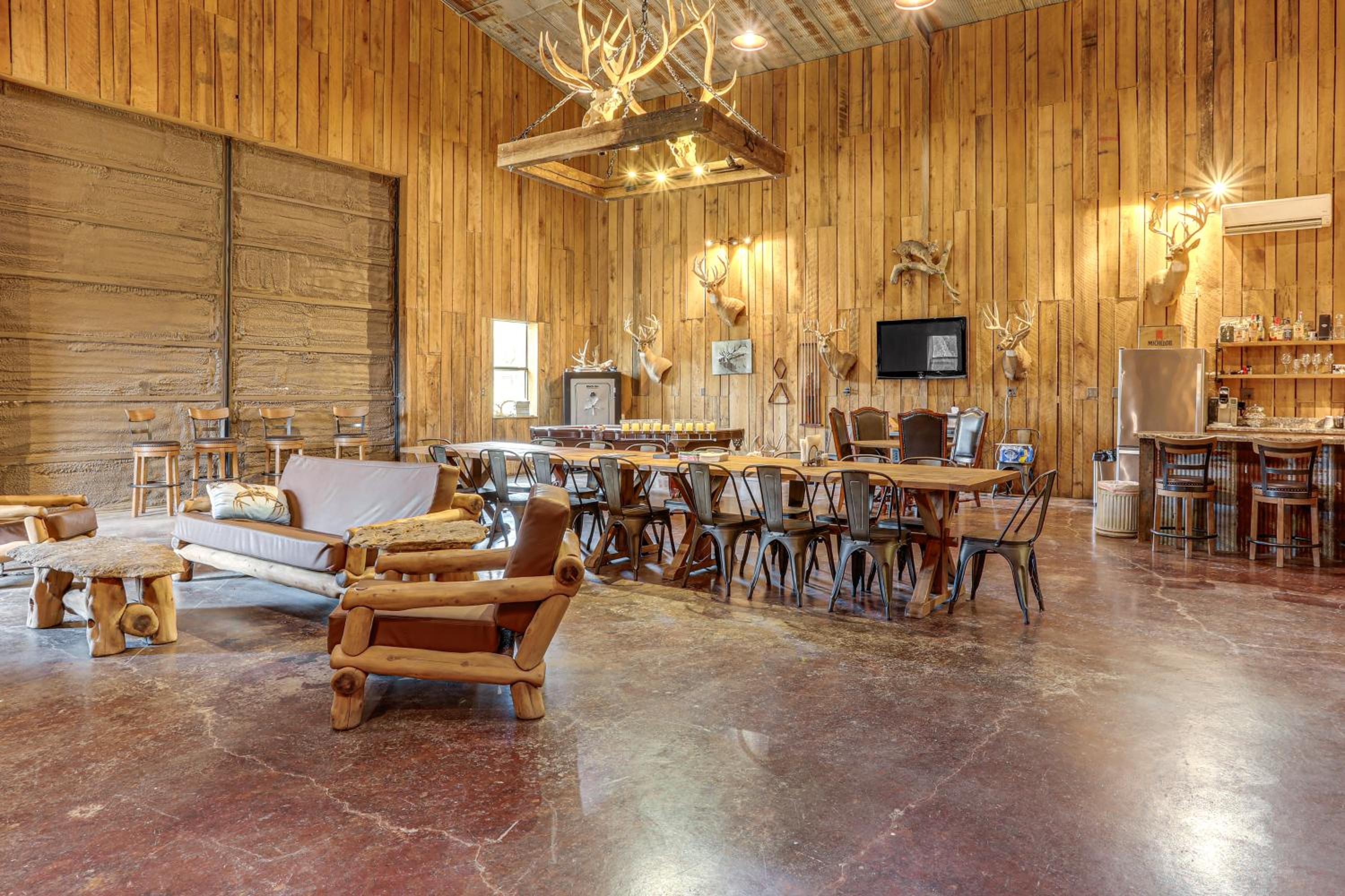 4,800-Sq-Ft Cabin with Creek Access in Caulfield