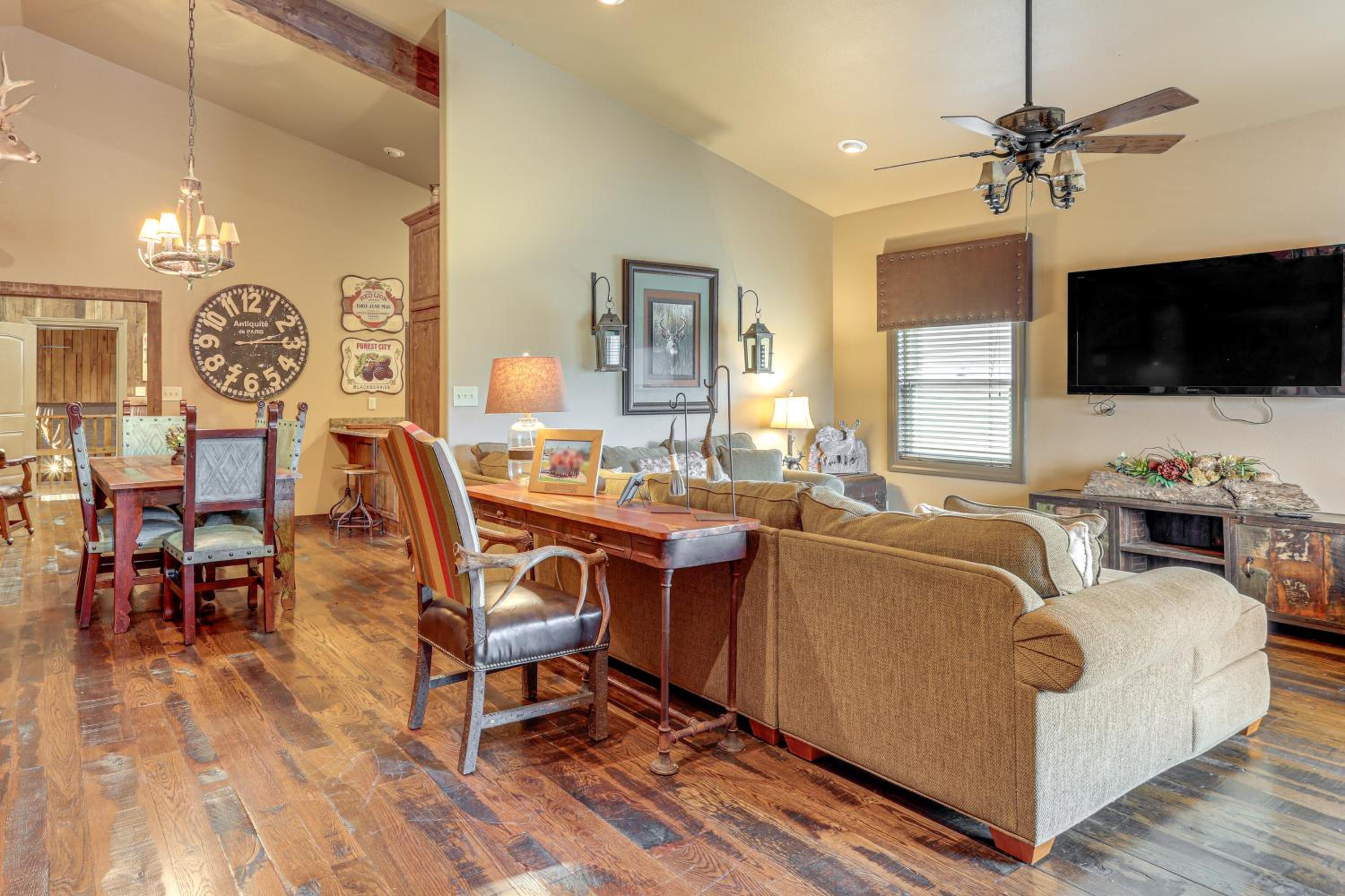 4,800-Sq-Ft Cabin with Creek Access in Caulfield