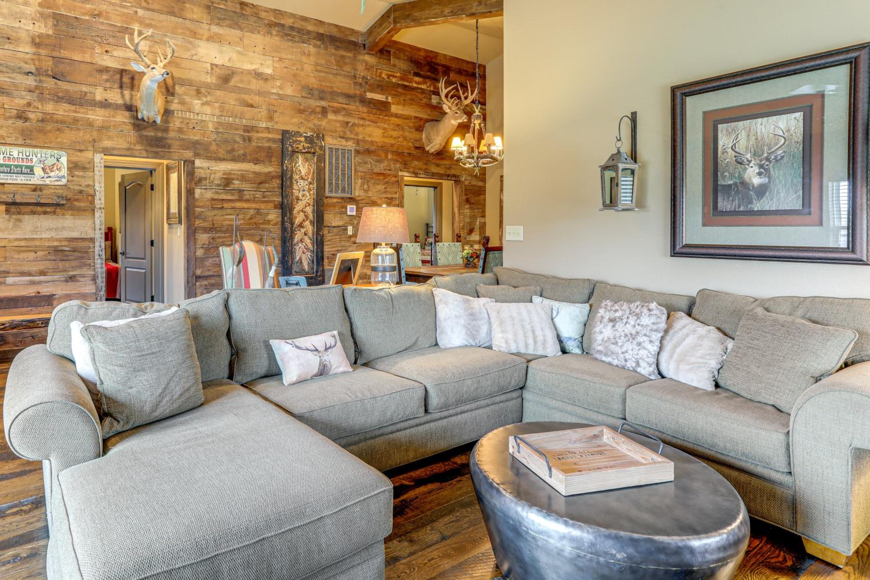 4,800-Sq-Ft Cabin with Creek Access in Caulfield