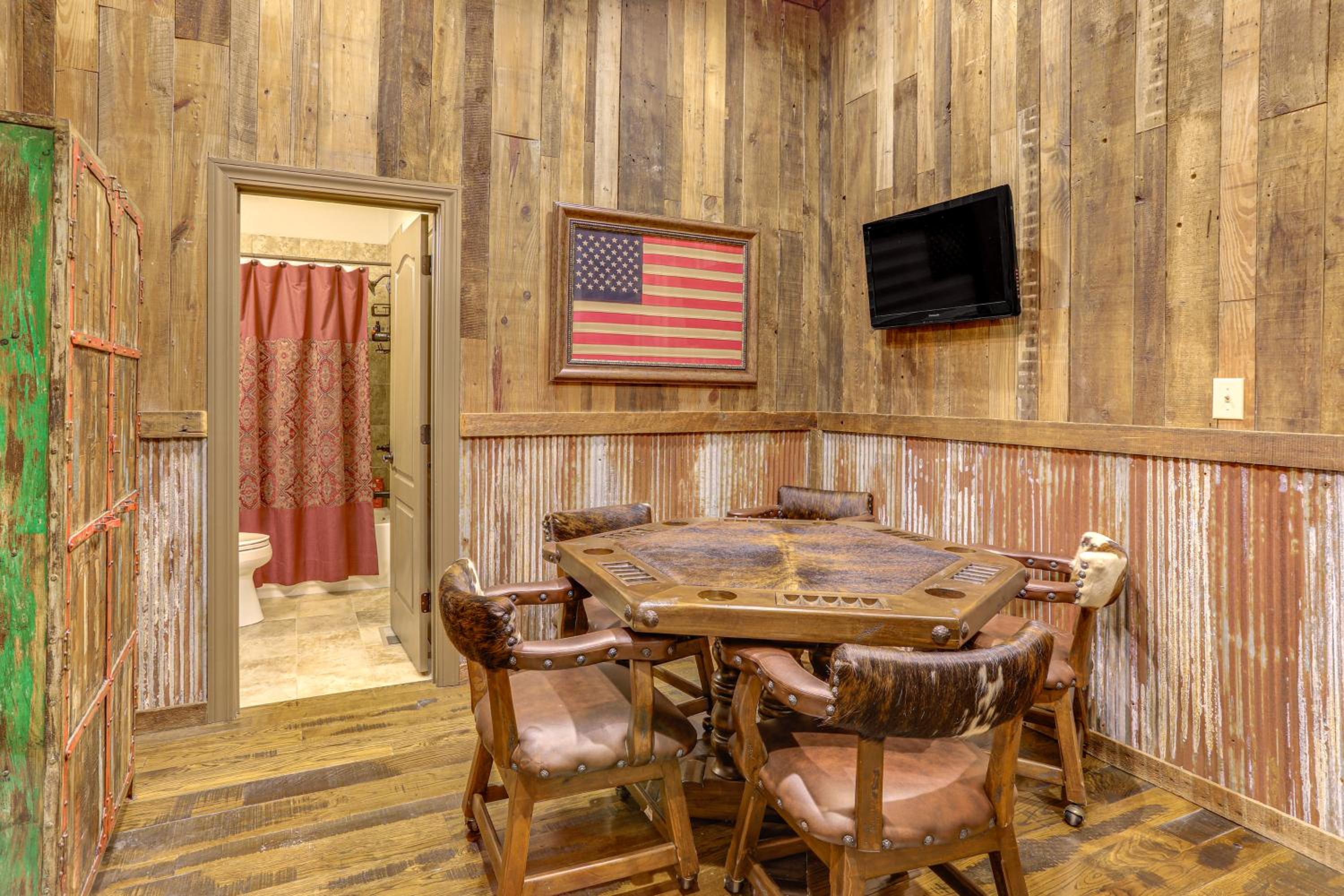4,800-Sq-Ft Cabin with Creek Access in Caulfield