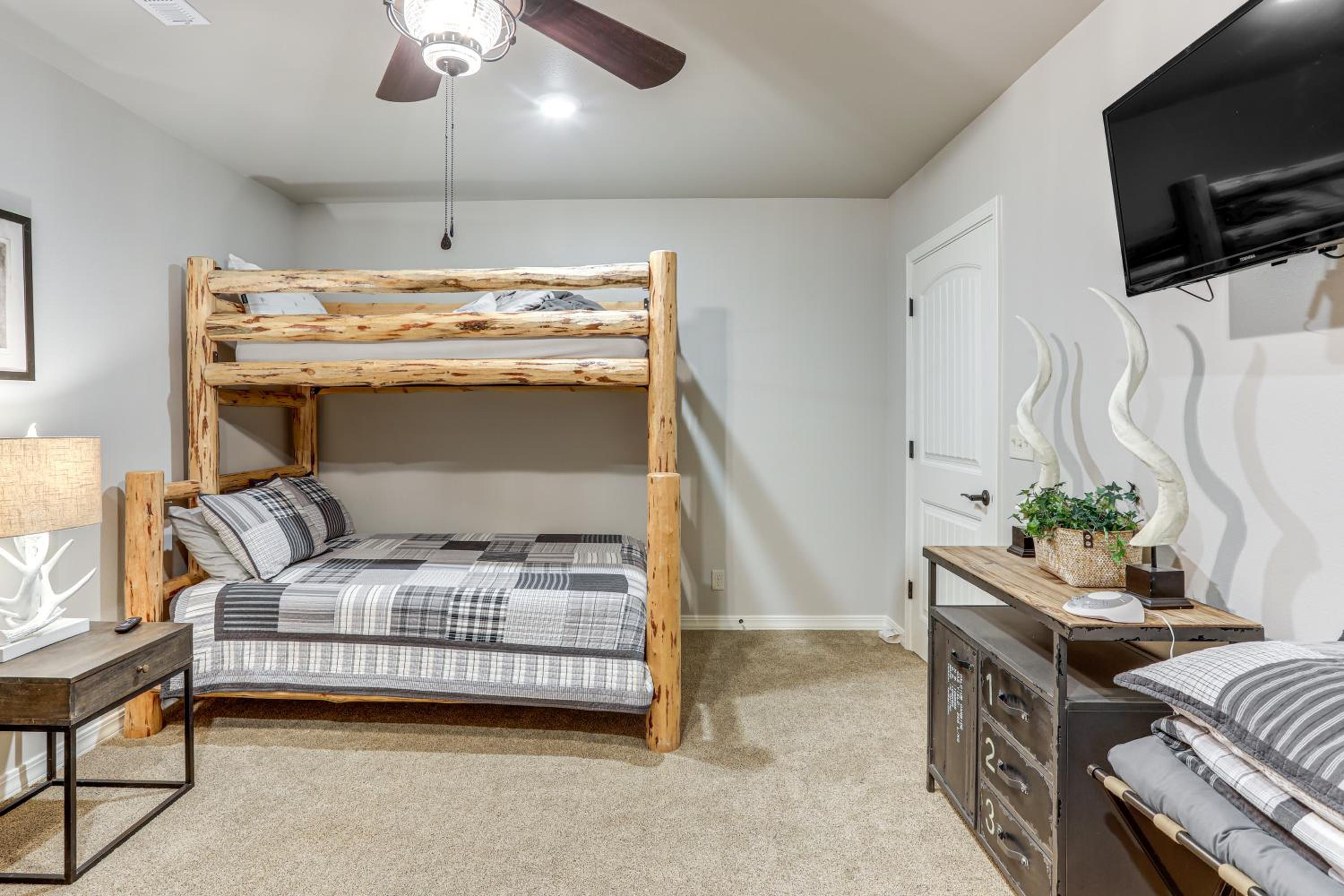 4,800-Sq-Ft Cabin with Creek Access in Caulfield
