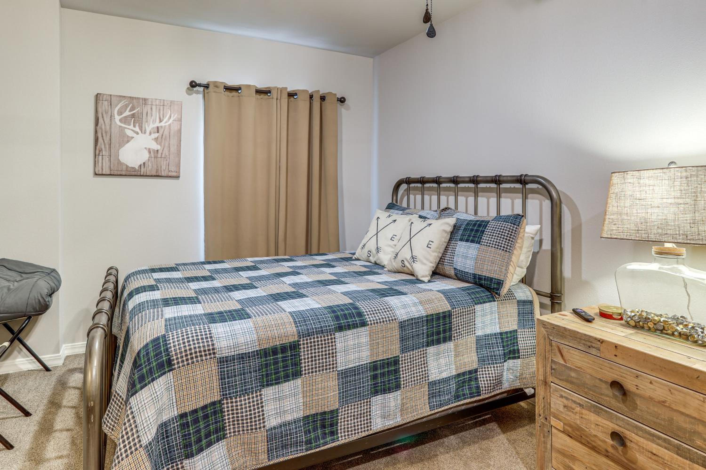 4,800-Sq-Ft Cabin with Creek Access in Caulfield