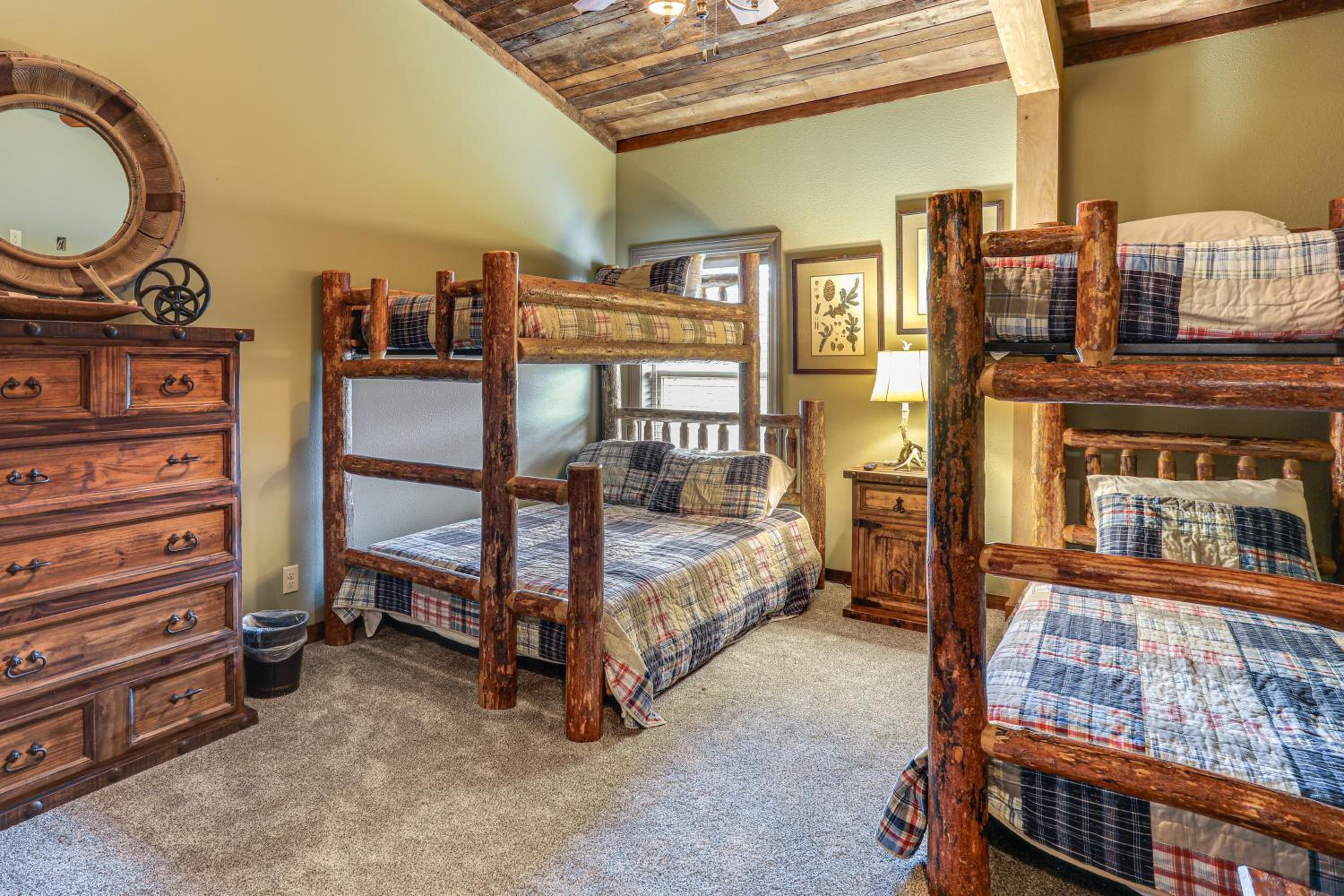 4,800-Sq-Ft Cabin with Creek Access in Caulfield