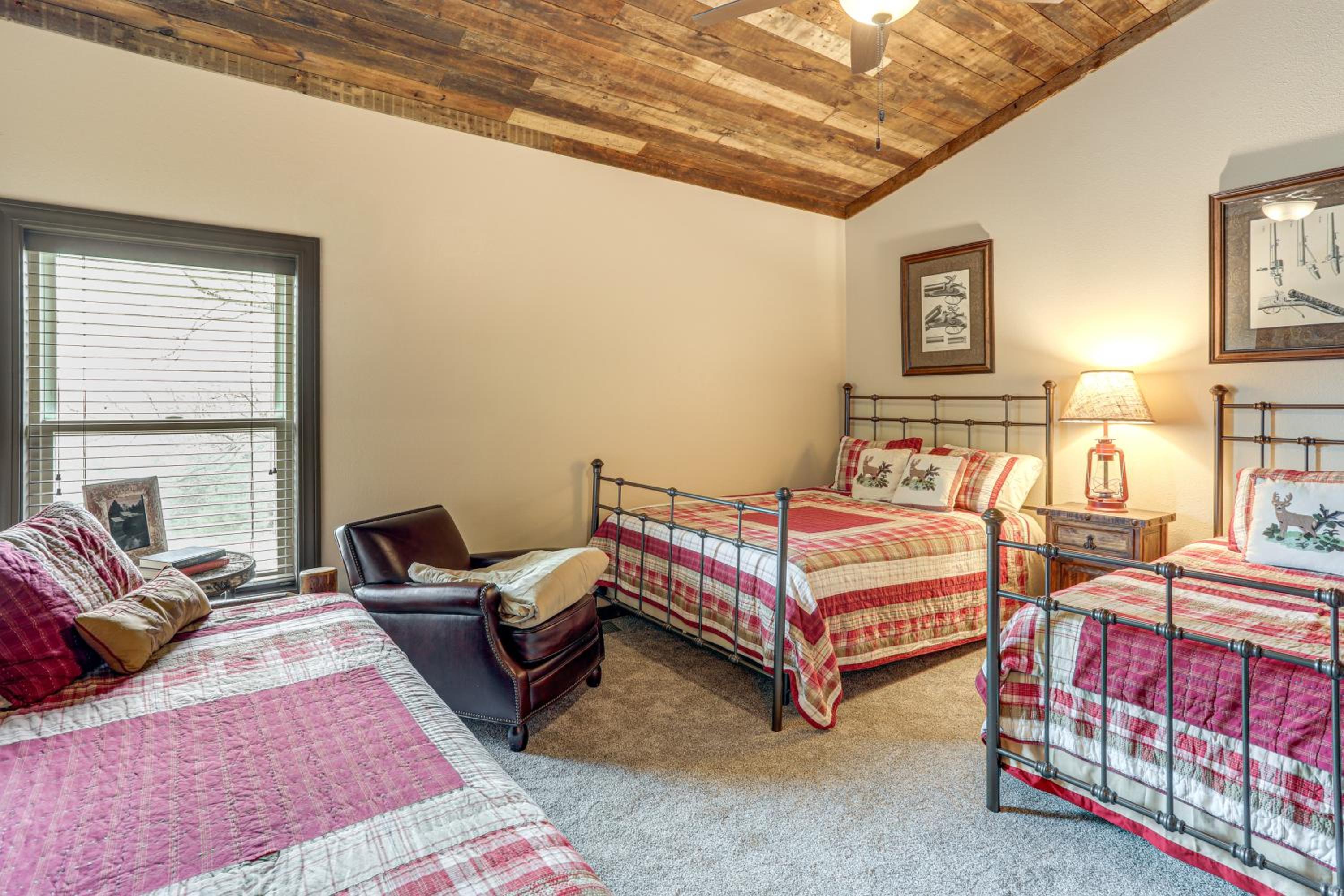 4,800-Sq-Ft Cabin with Creek Access in Caulfield